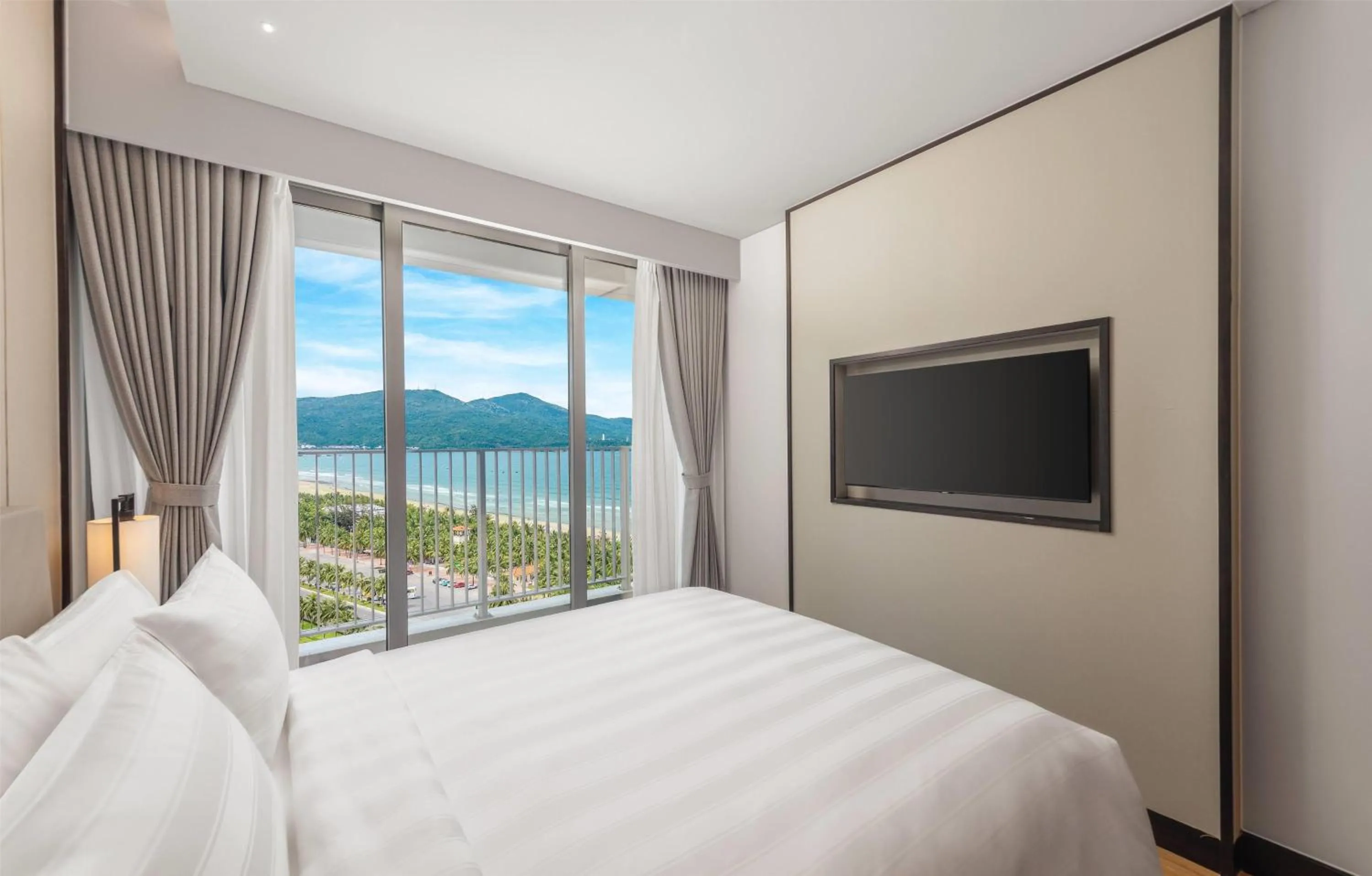 Photo of the whole room, Bed in Wyndham Soleil Danang - Free Two ways Airport Transport