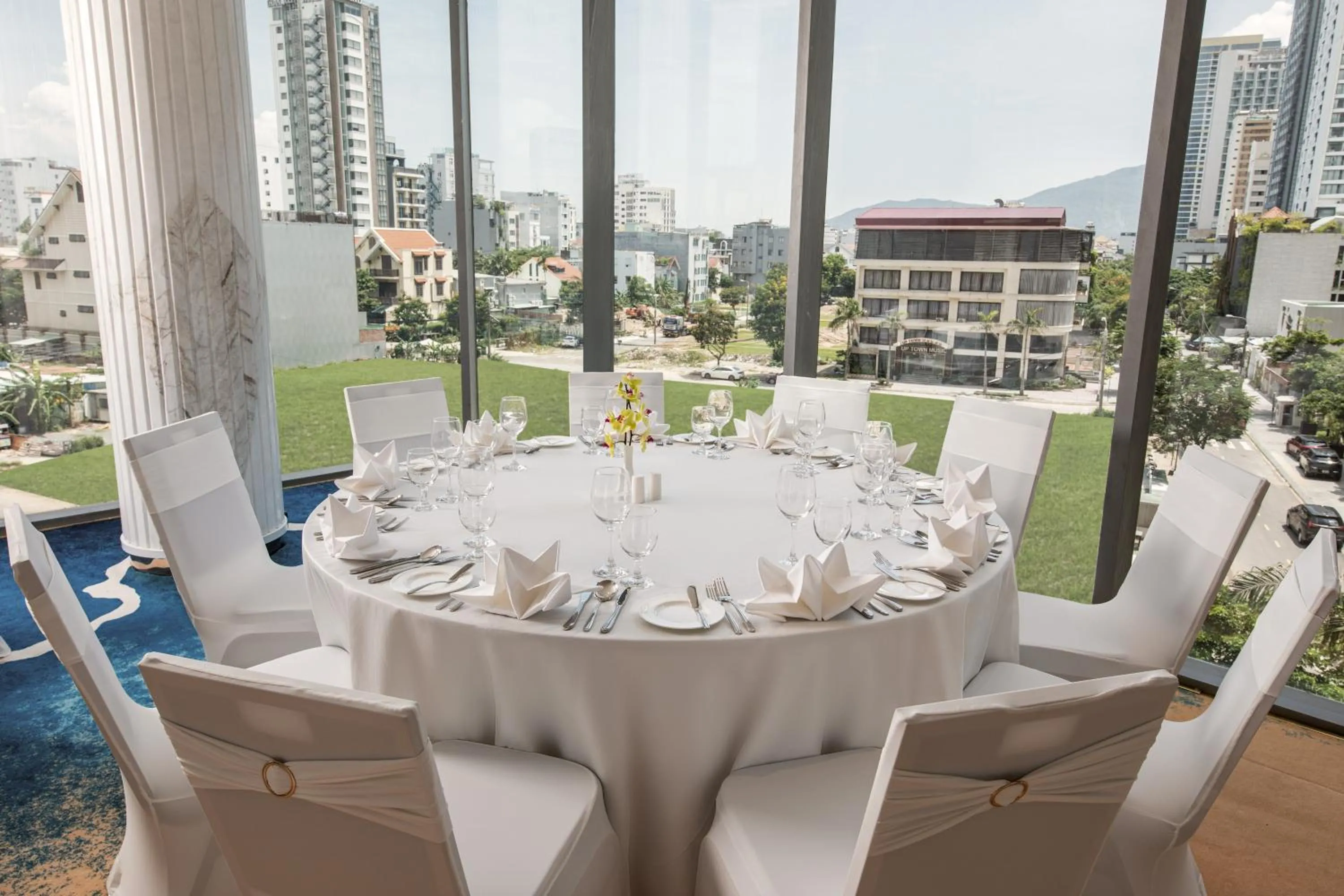 Day in Wyndham Soleil Danang - Free Two ways Airport Transport