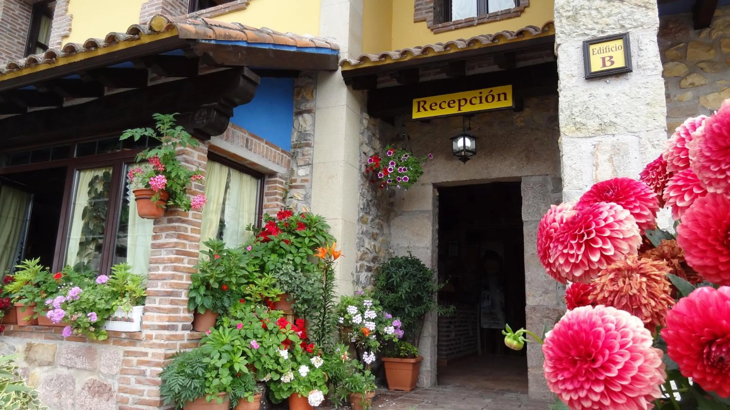 Facade/entrance in Hotel Intriago I & II