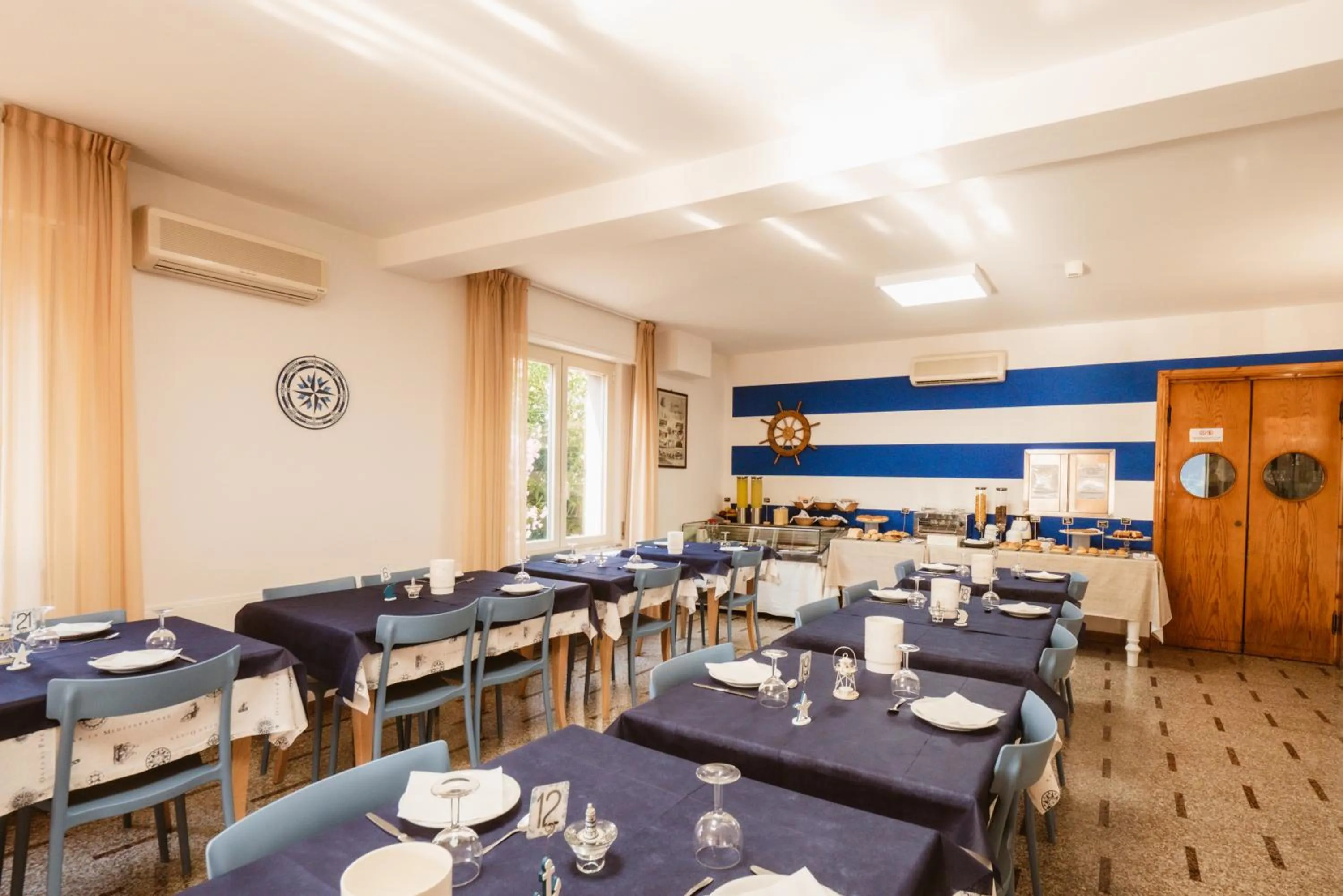 Communal lounge/ TV room in Hotel Villa del Mare