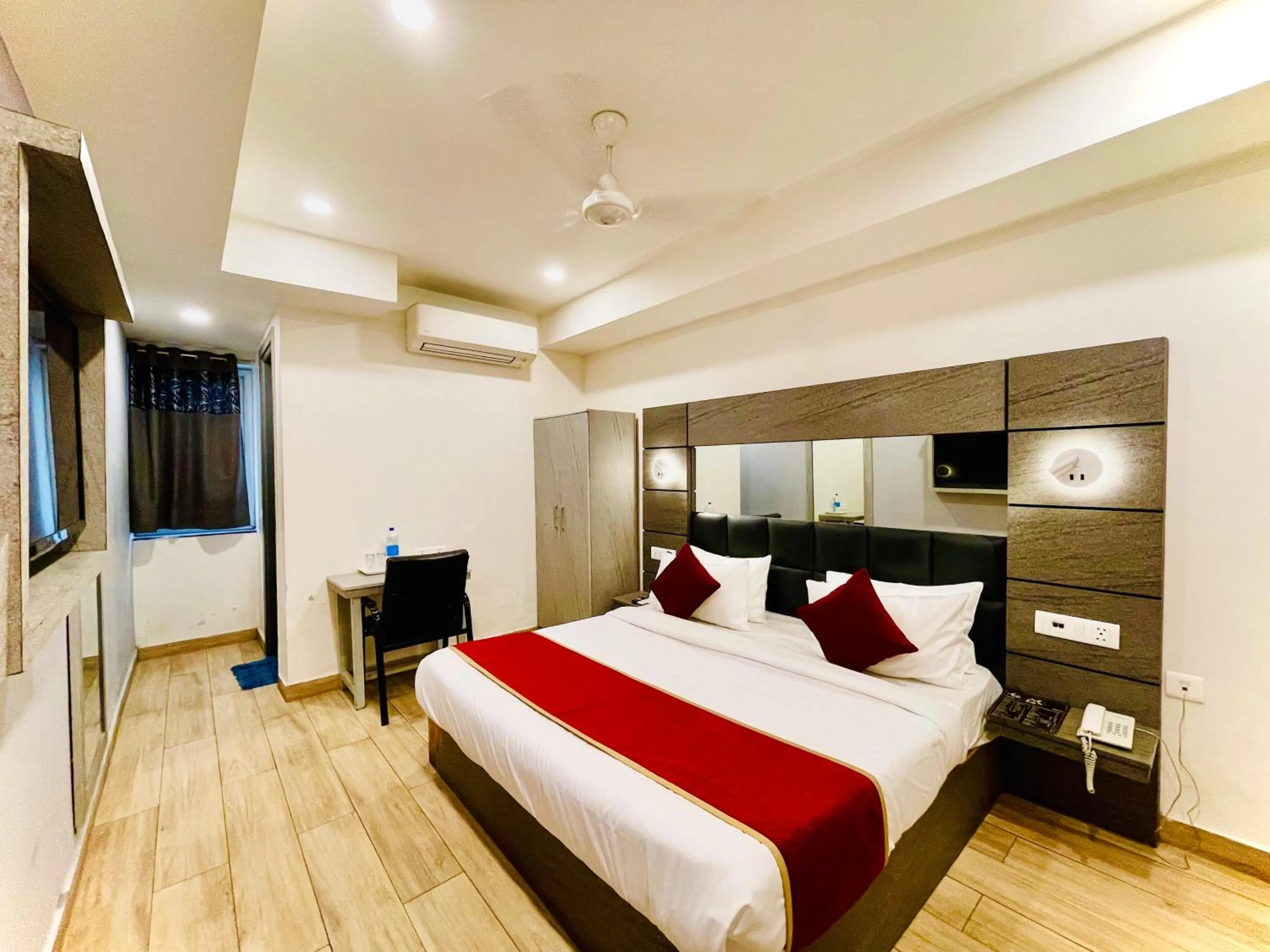 Communal lounge/ TV room, Bed in Hotel Royal Saffron by Majesta Stays