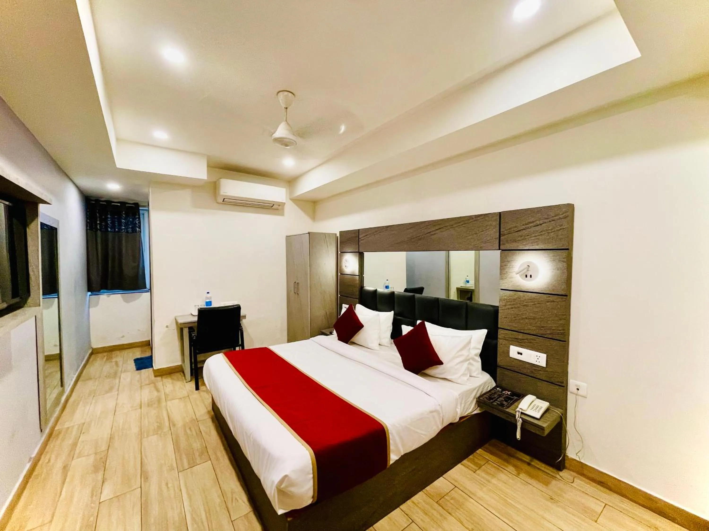 Communal lounge/ TV room, Bed in Hotel Royal Saffron by Majesta Stays