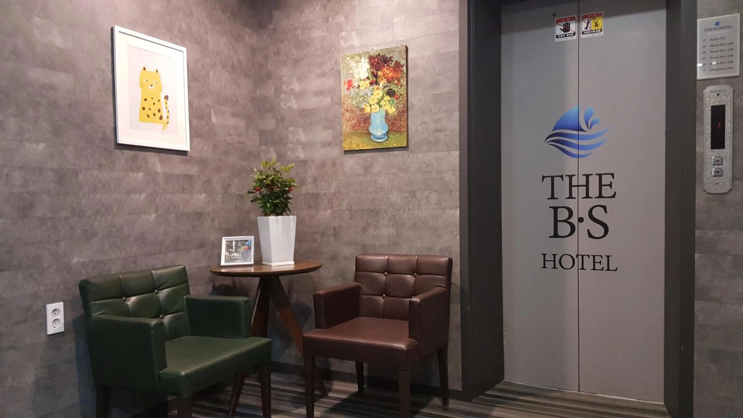 Communal lounge/ TV room in The BS Hotel Busan Station