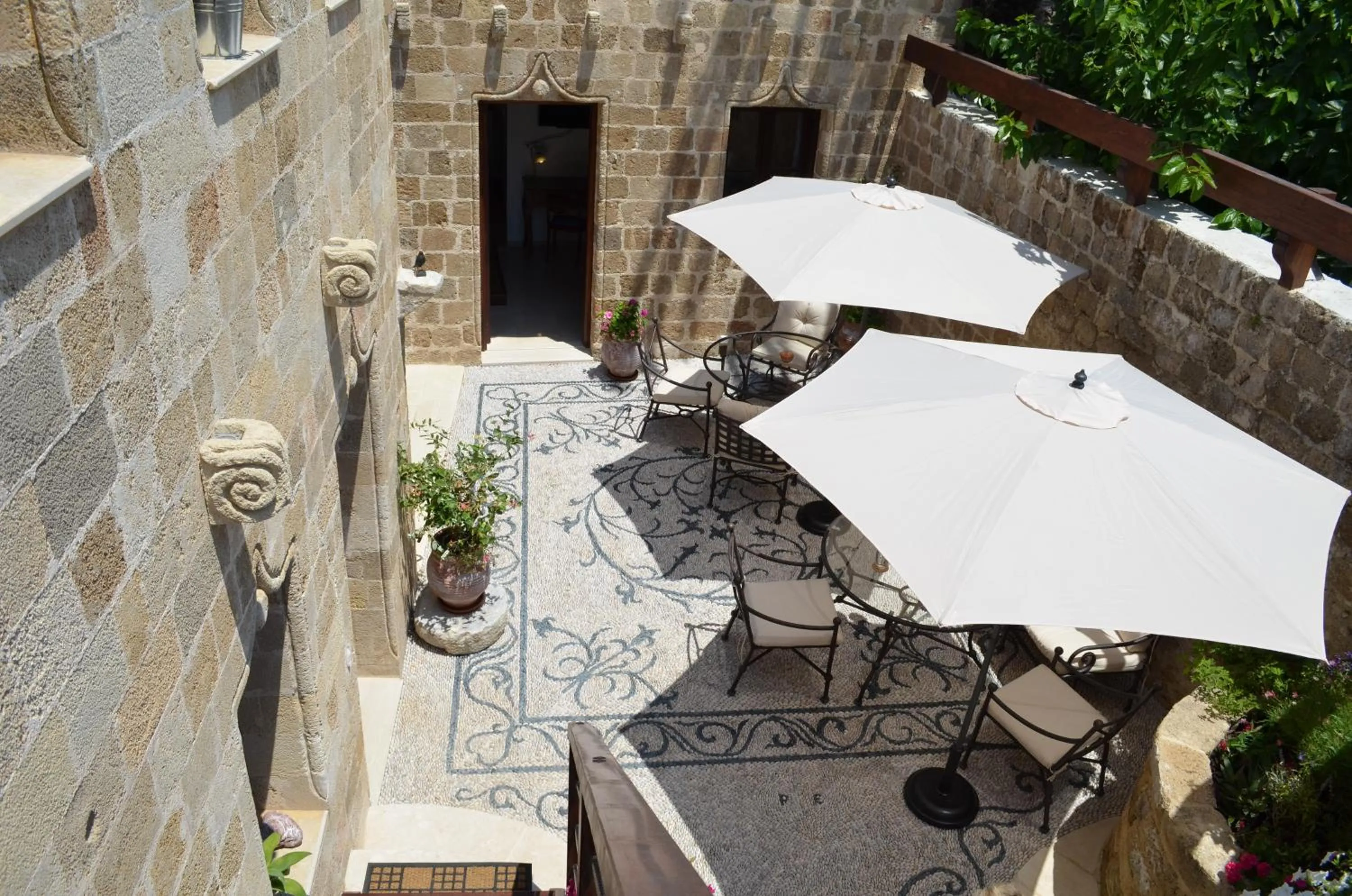 Restaurant/places to eat in Hotel Ellique