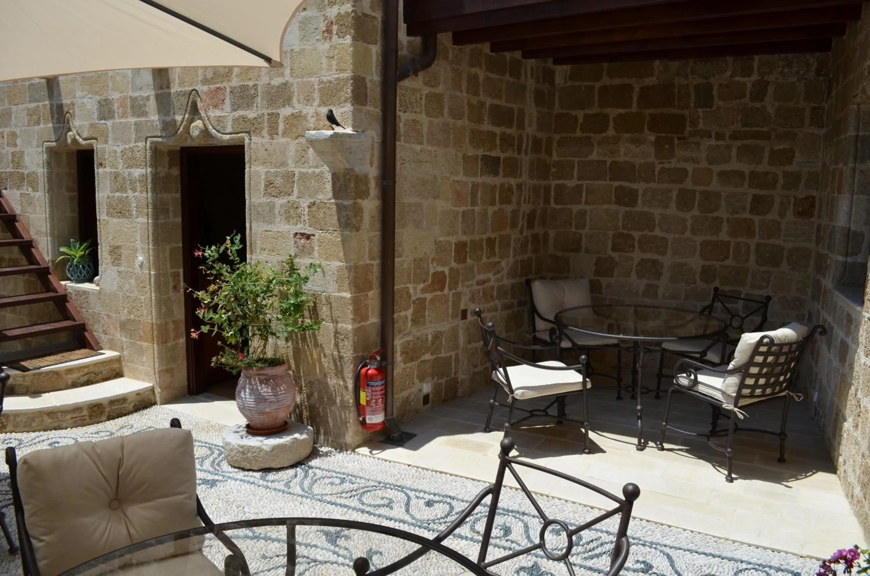 Restaurant/places to eat in Hotel Ellique