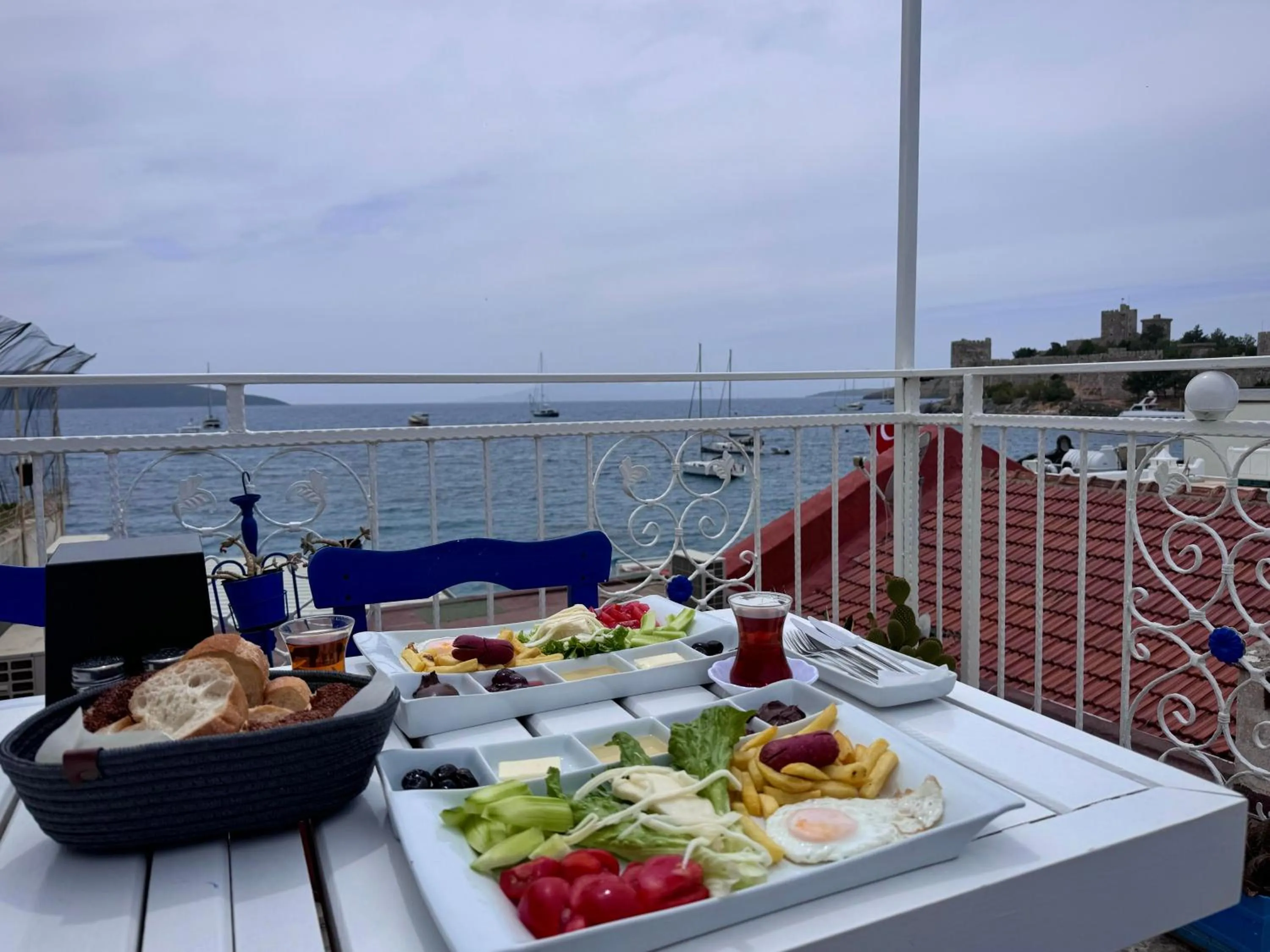 Balcony/Terrace in White and Blue Bodrum