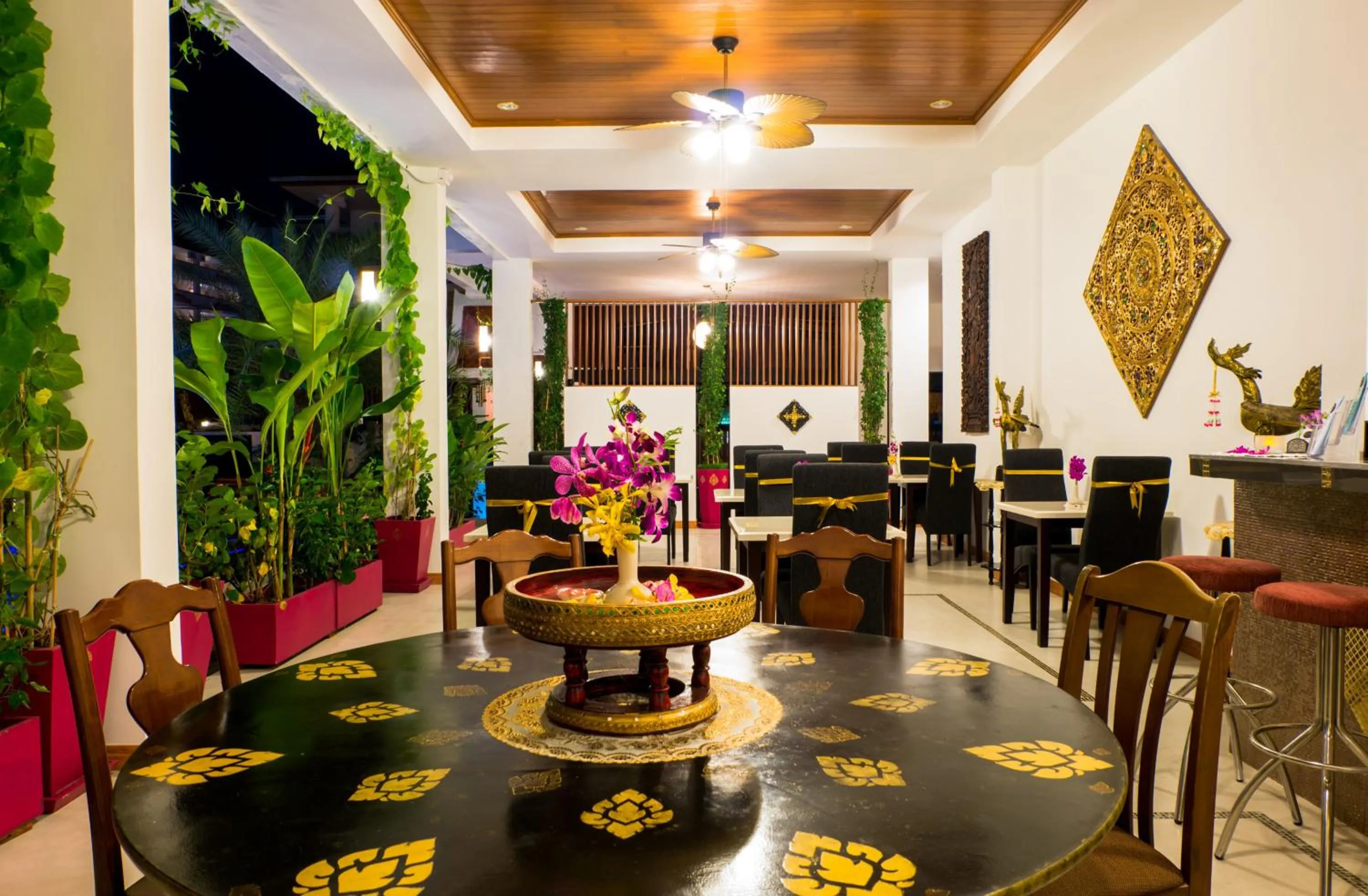 Restaurant/places to eat in Swiss Paradise Boutique Villa