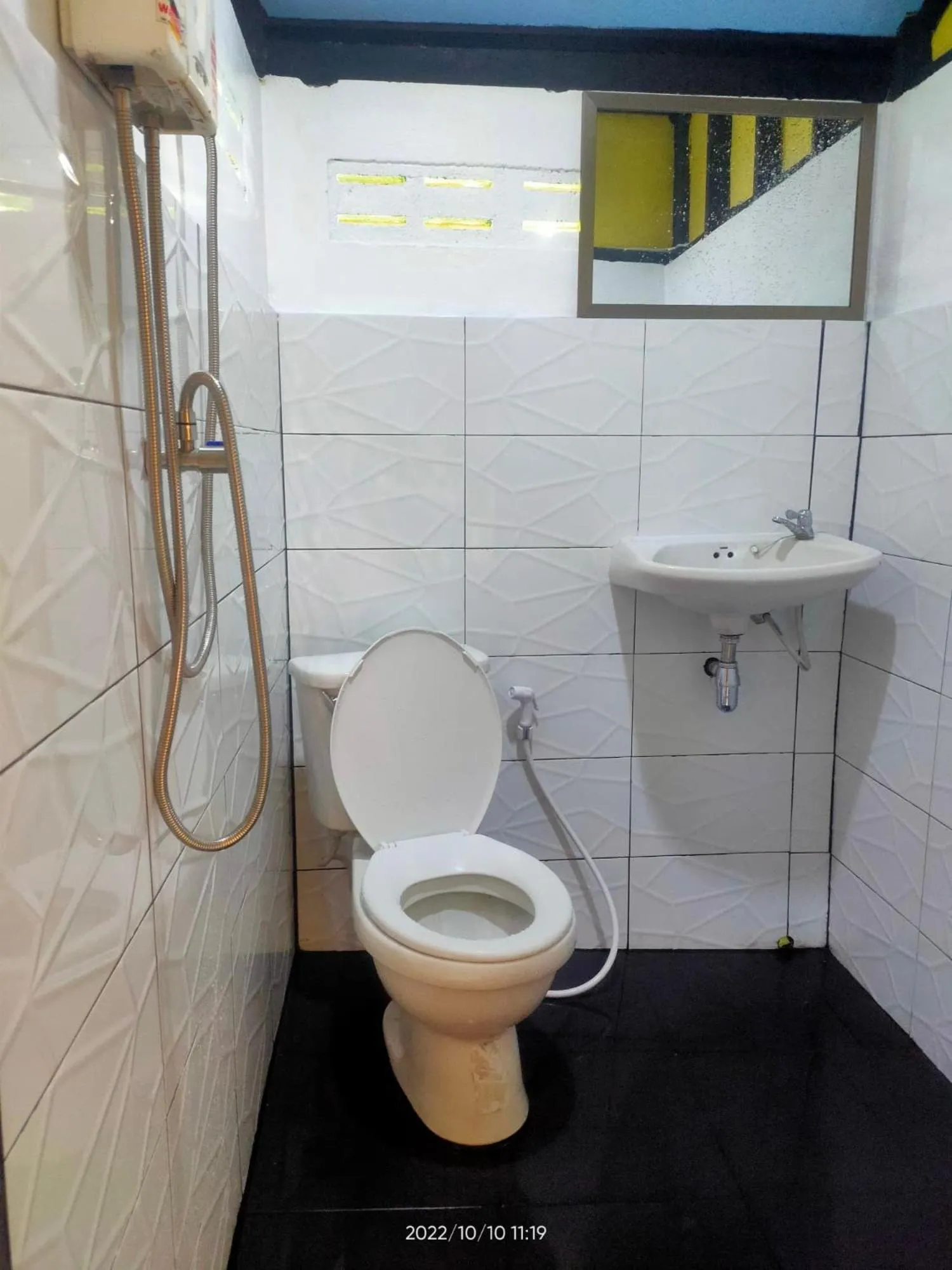 Toilet in Golden Beach Resort Koh Phangan