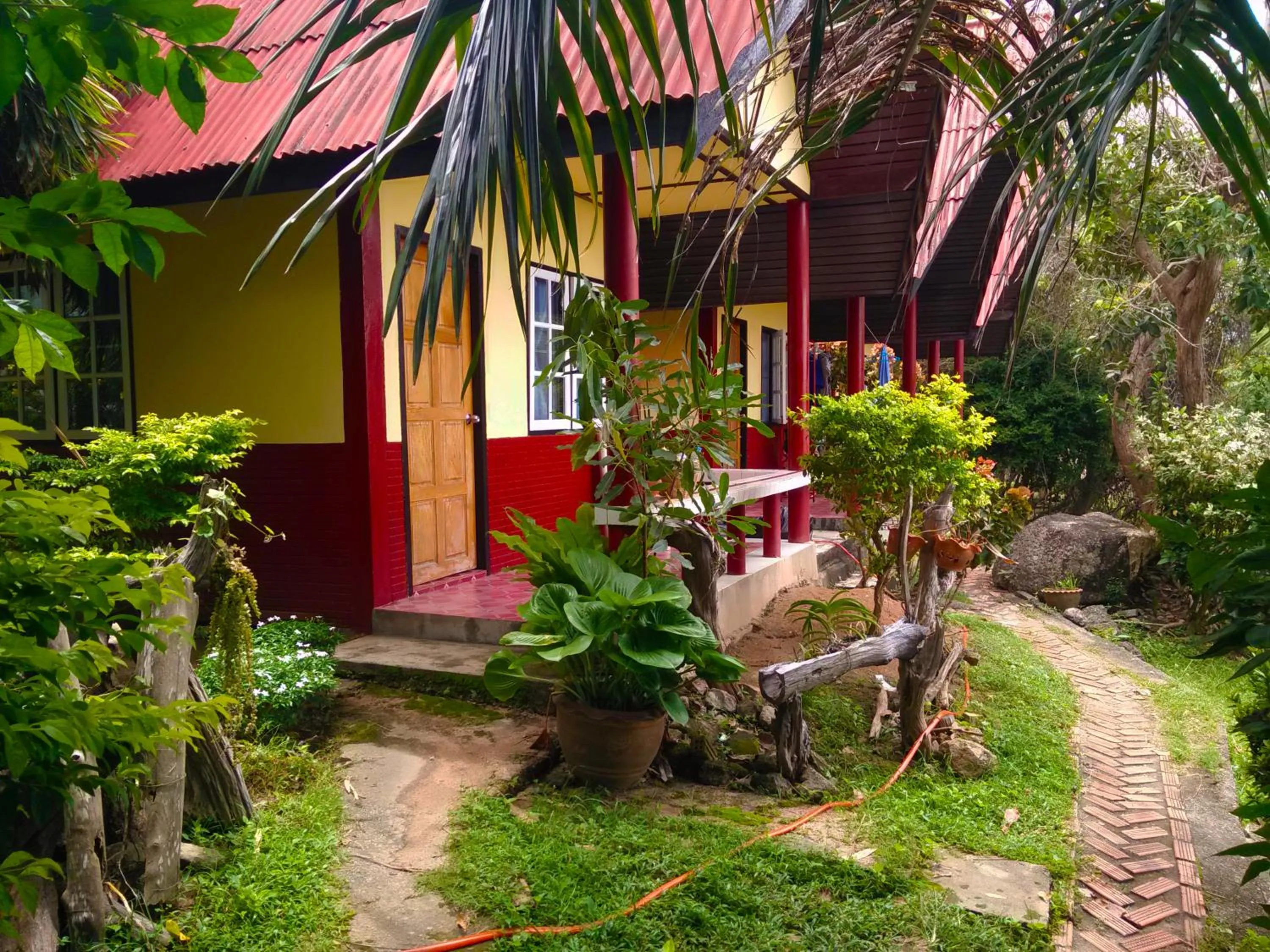 Garden in Golden Beach Resort Koh Phangan