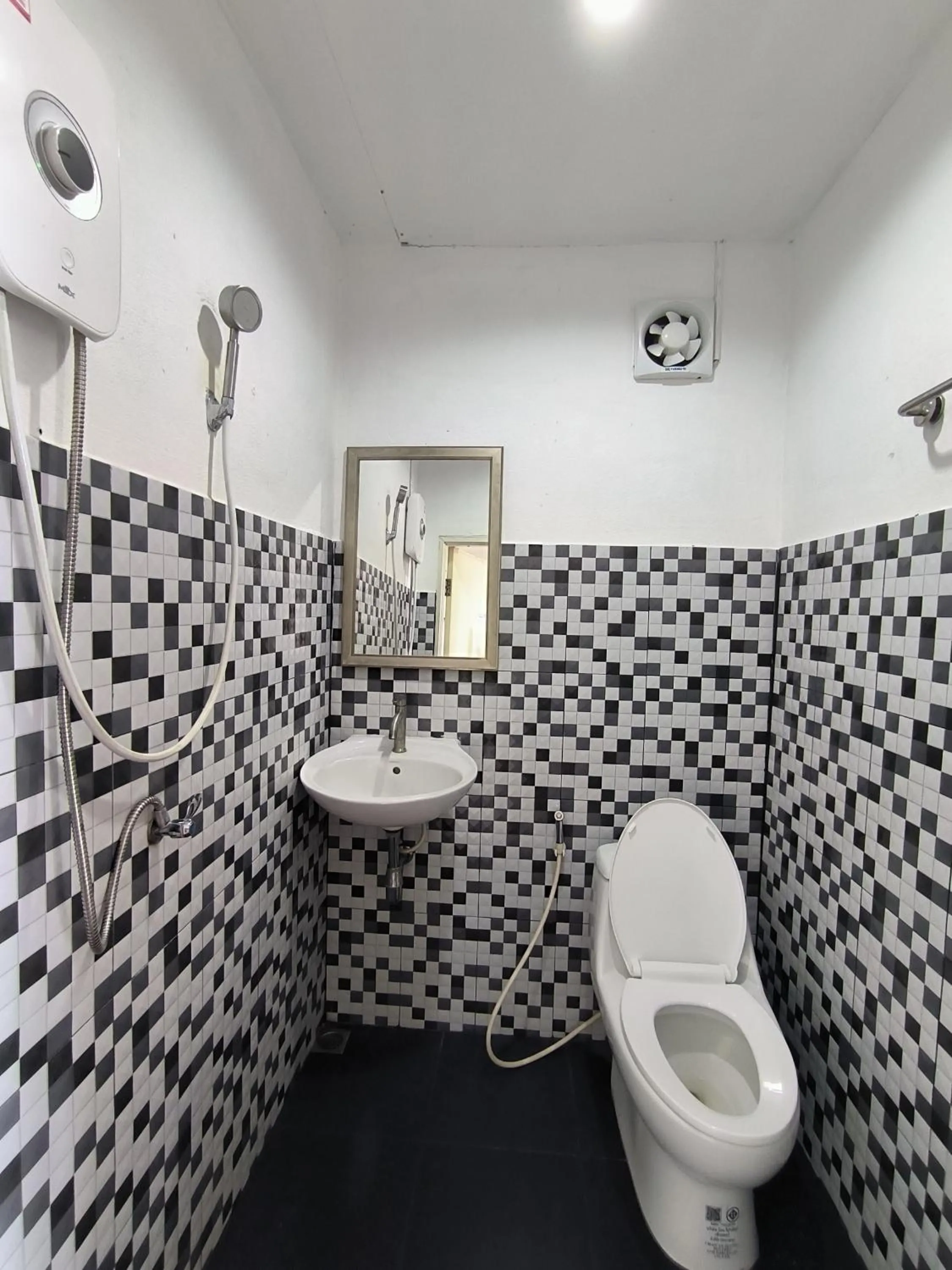 Toilet in Golden Beach Resort Koh Phangan