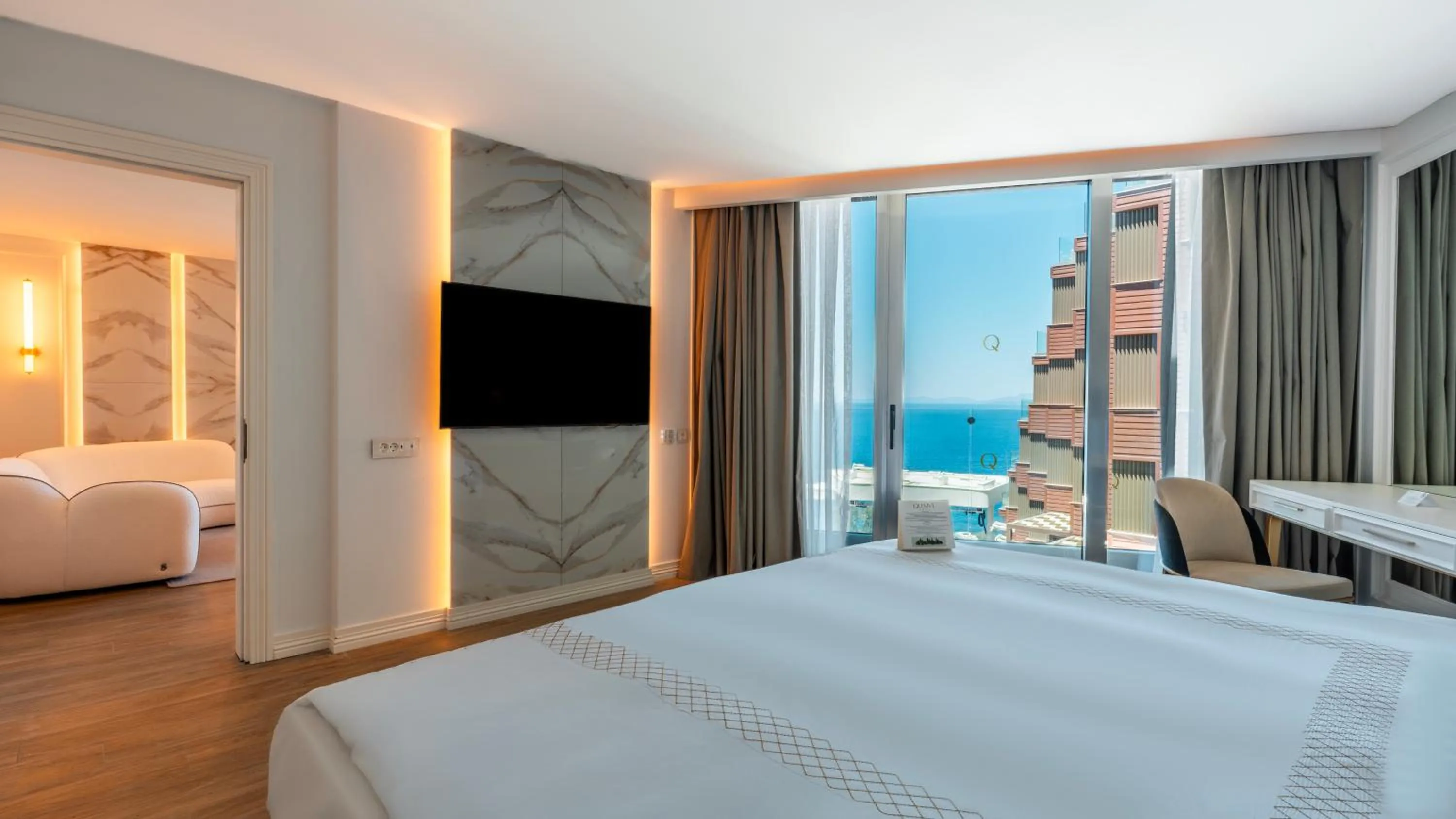 Photo of the whole room, Bed in Qlusive Hotel