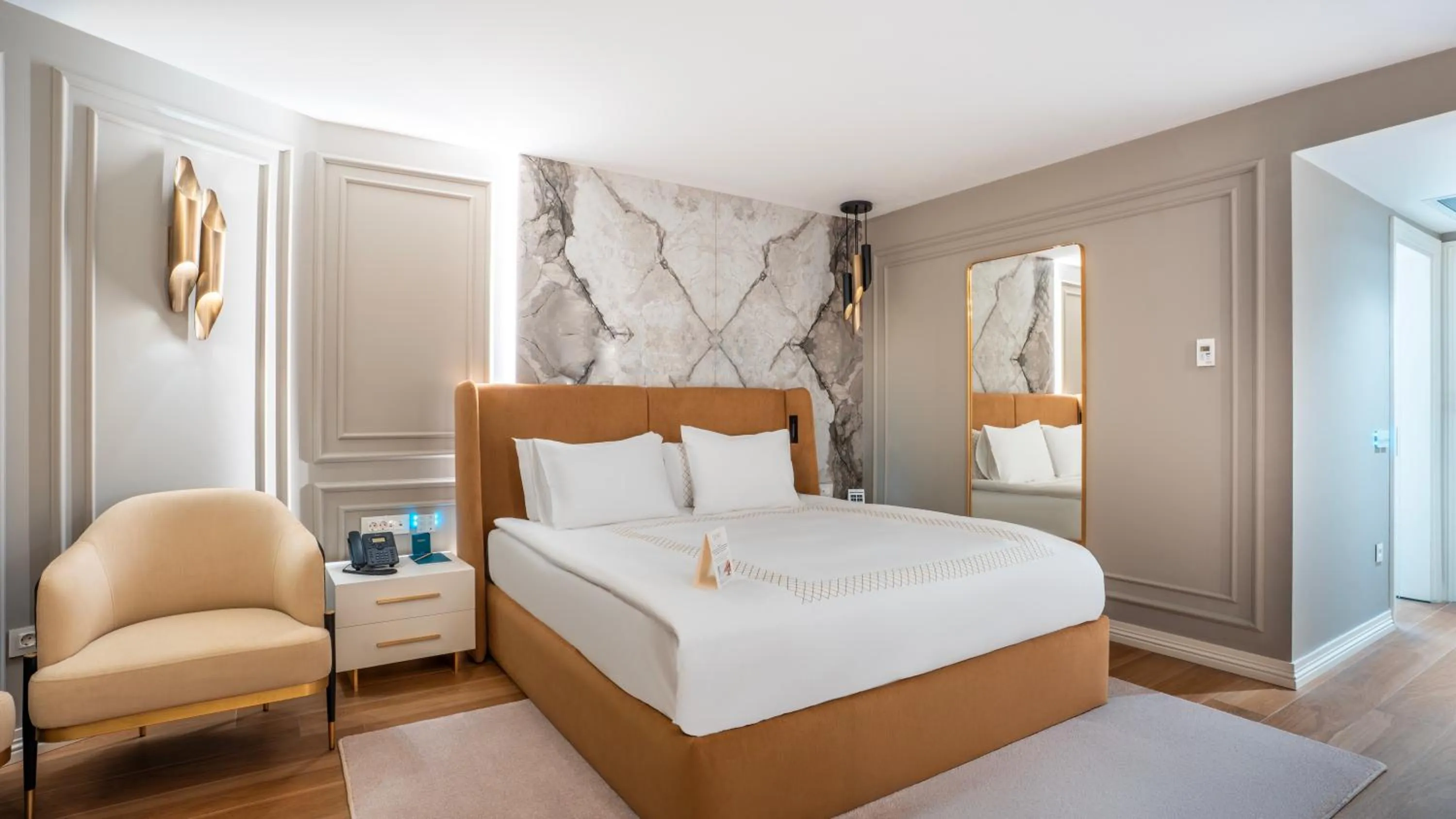 Bedroom, Bed in Qlusive Hotel