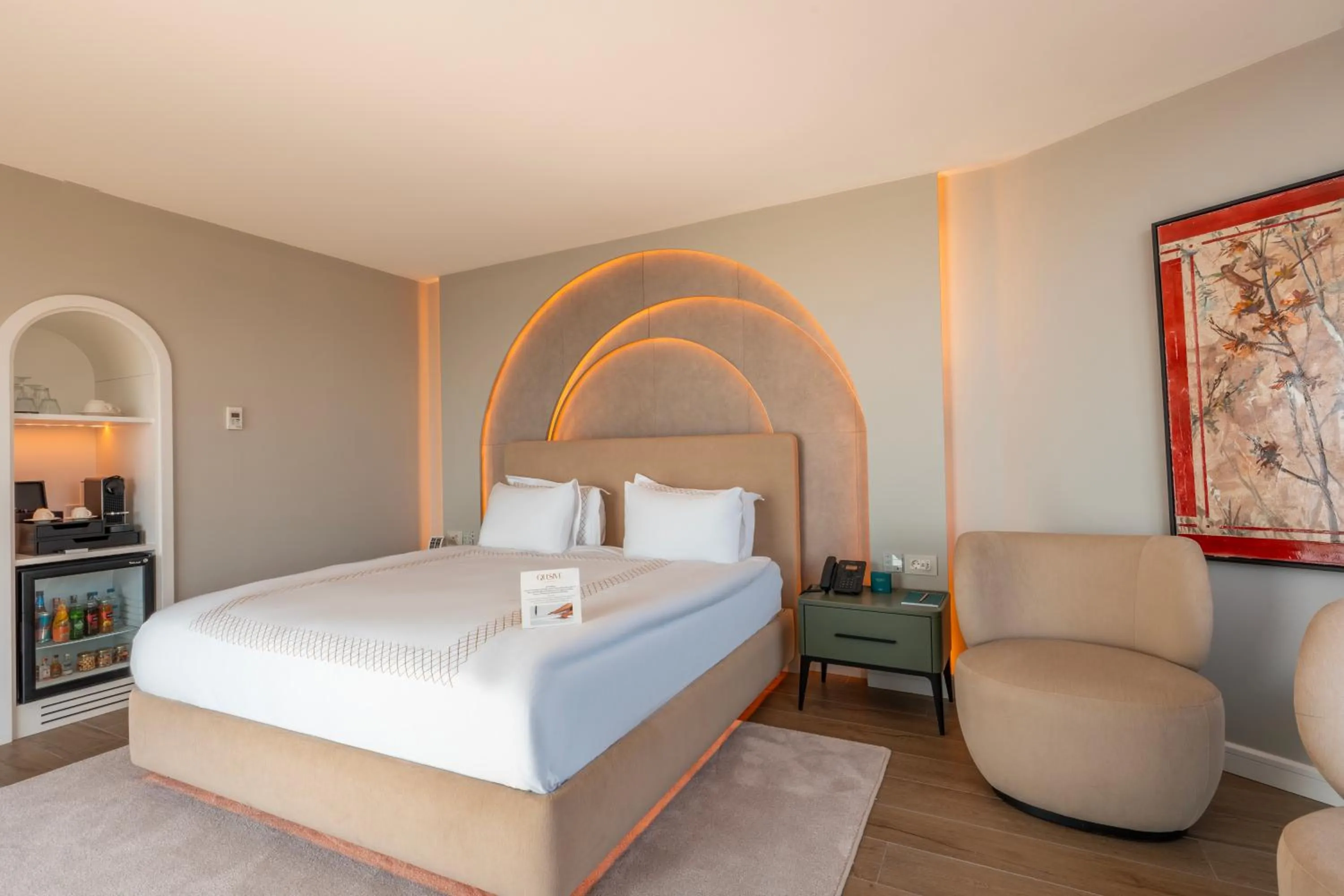 Photo of the whole room, Bed in Qlusive Hotel