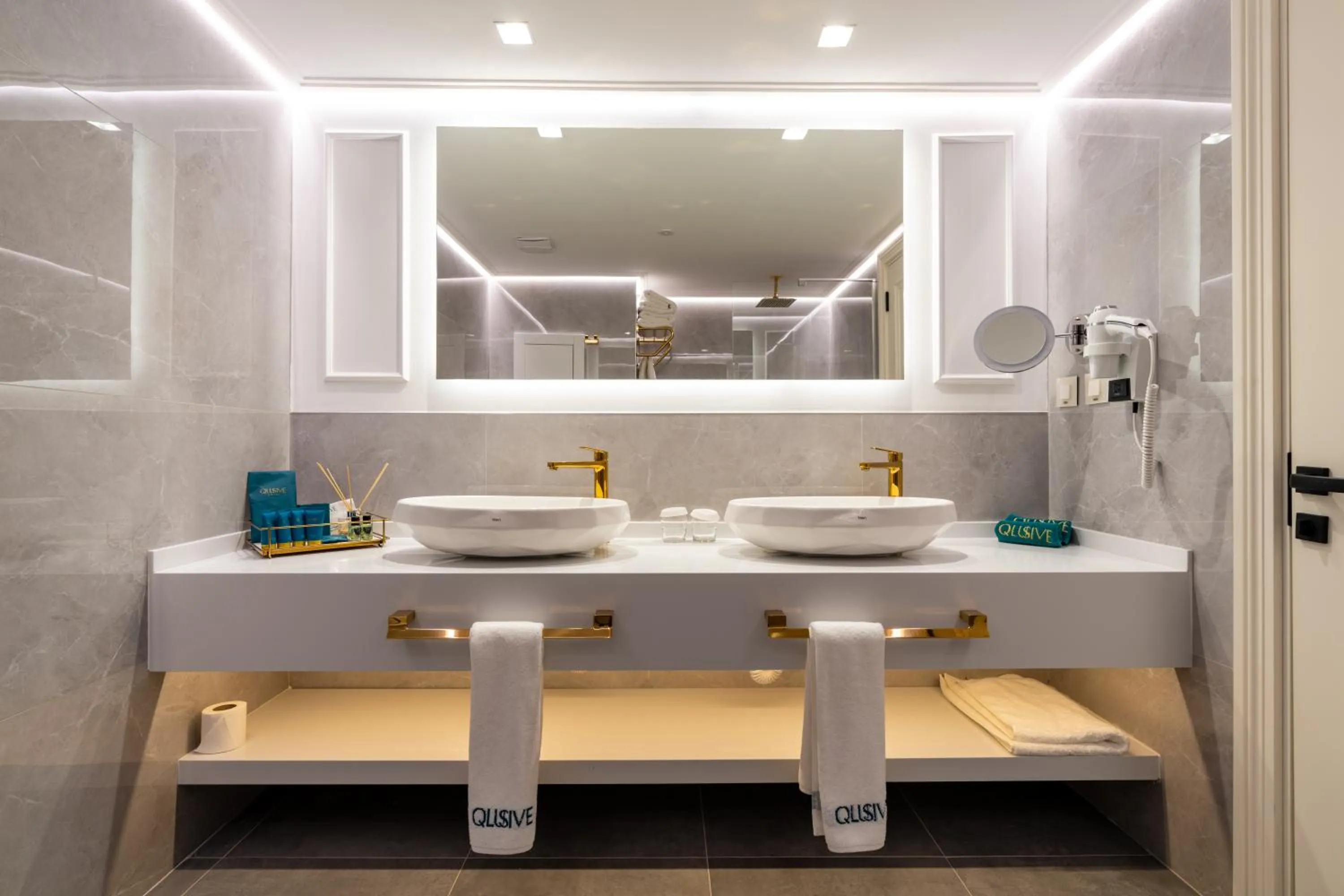 Shower in Qlusive Hotel