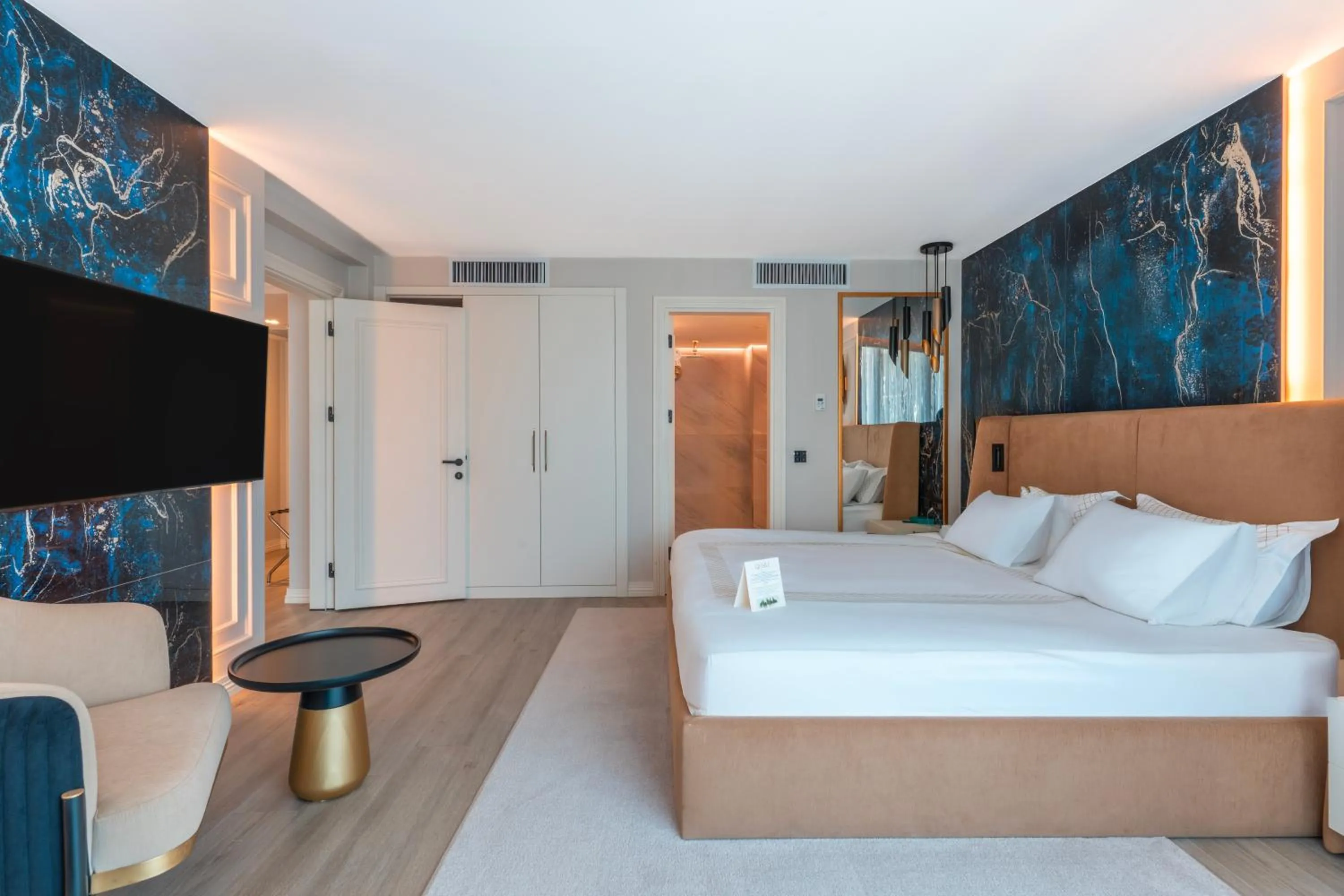 Photo of the whole room, Bed in Qlusive Hotel