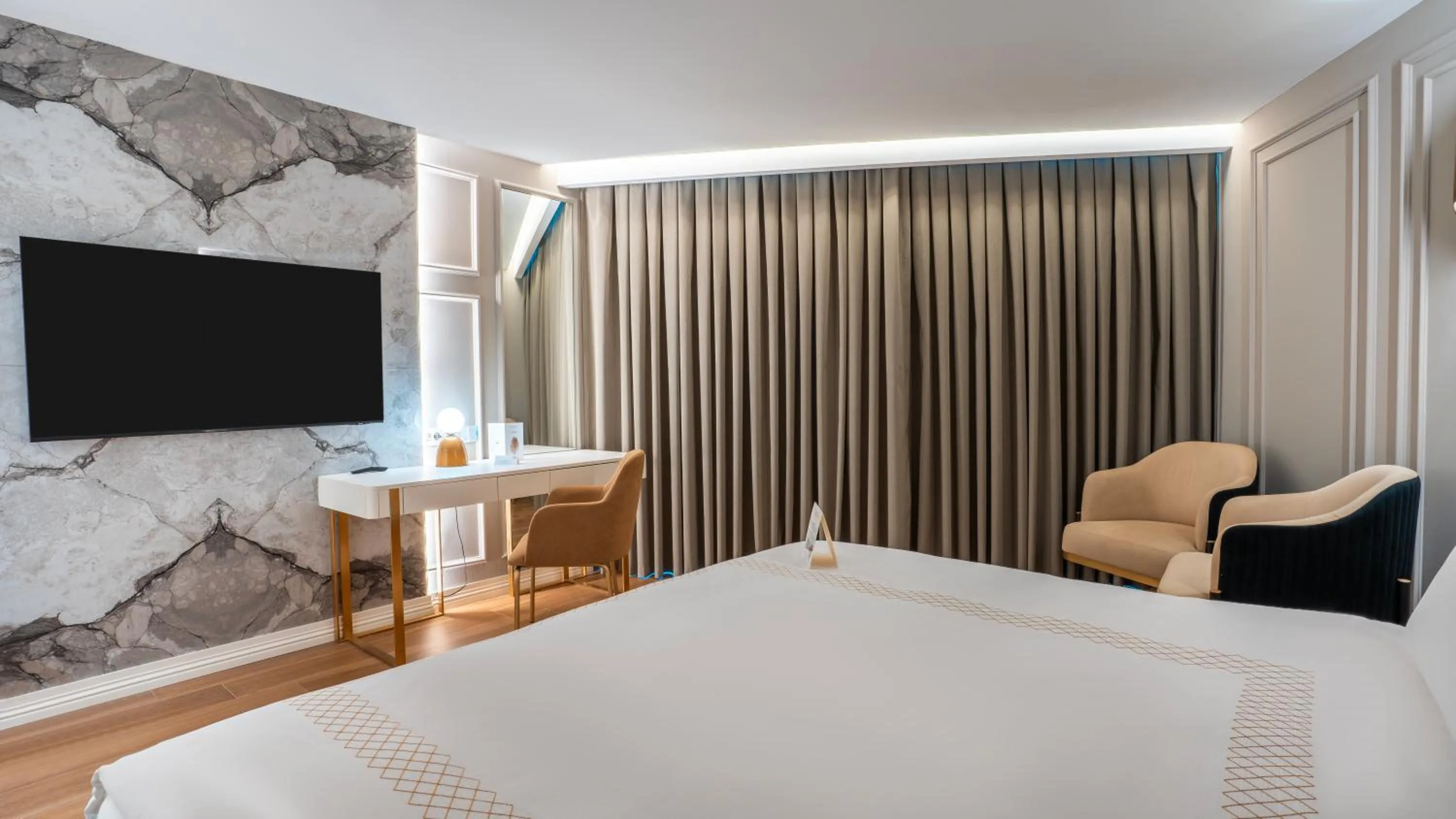 Photo of the whole room, Bed in Qlusive Hotel