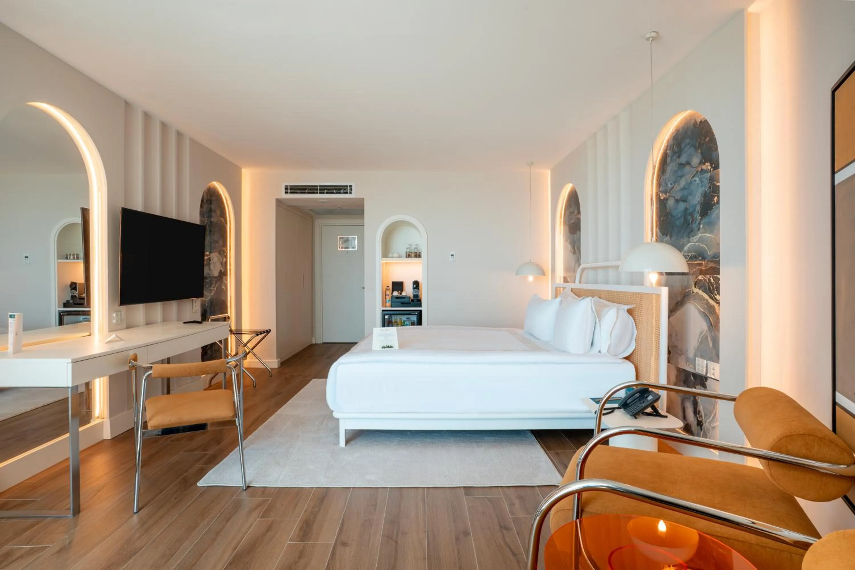 Photo of the whole room, Bed in Qlusive Hotel