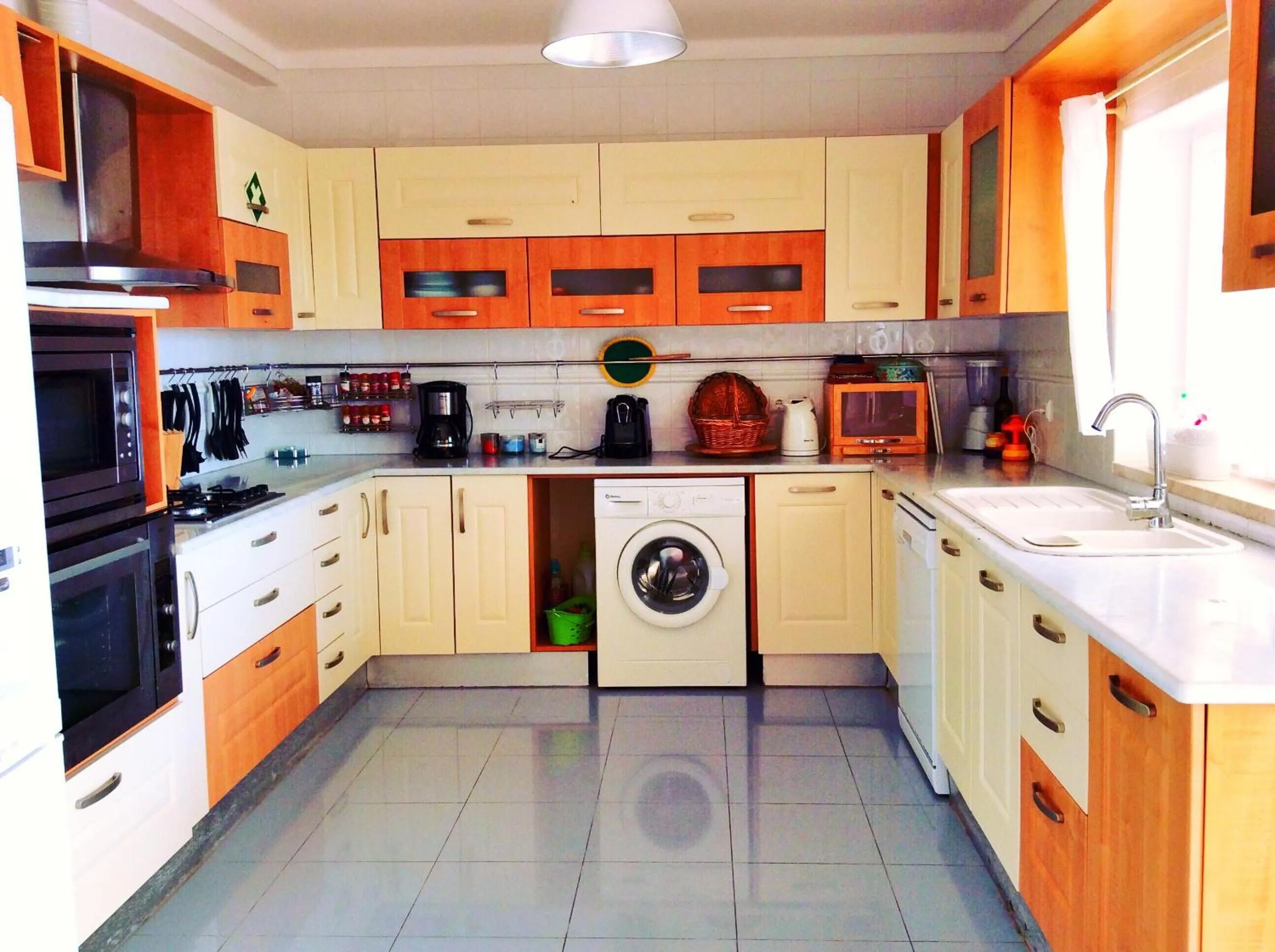 Communal kitchen in FreeSurfCamp