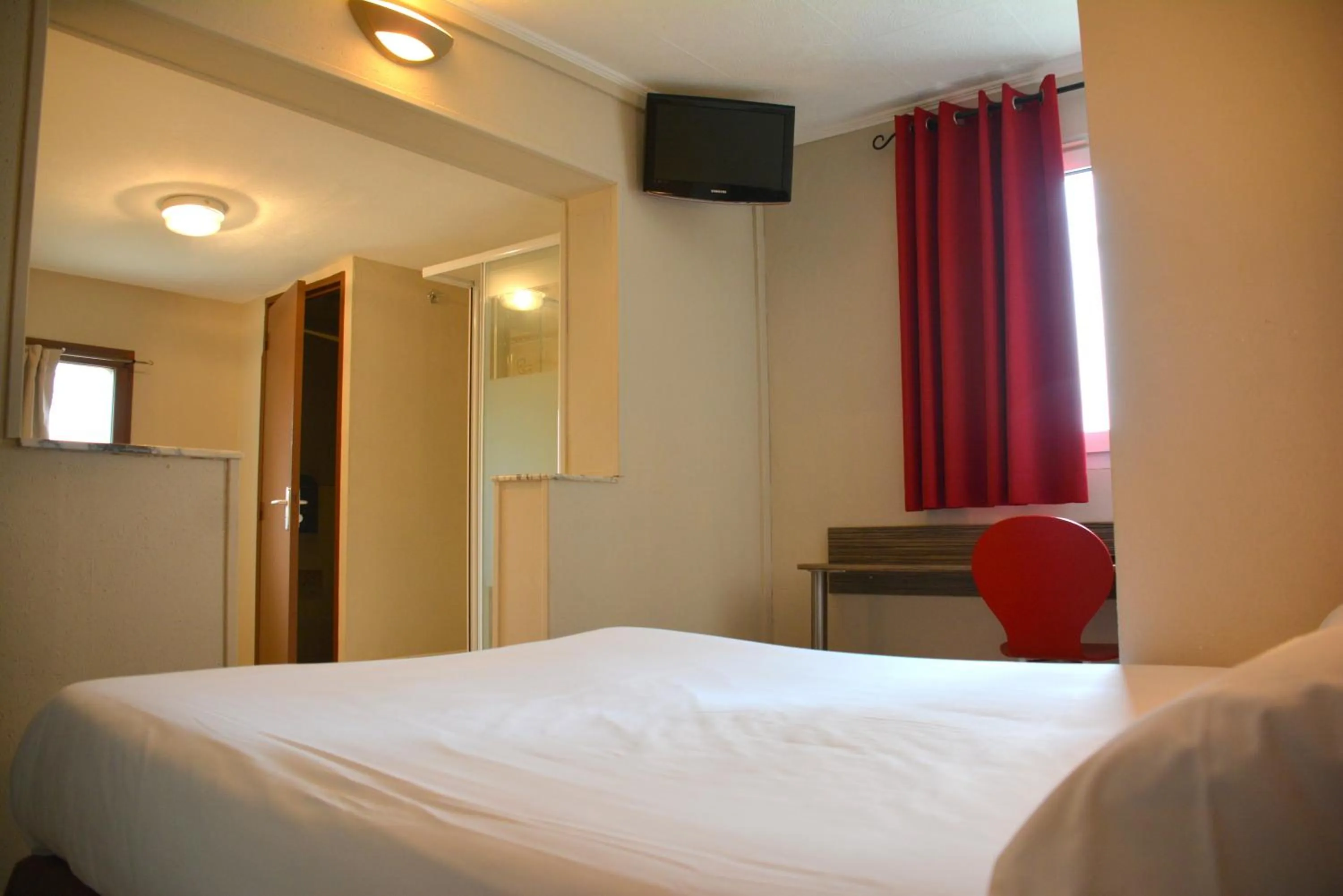 Bedroom in Hôtel Le Floreal