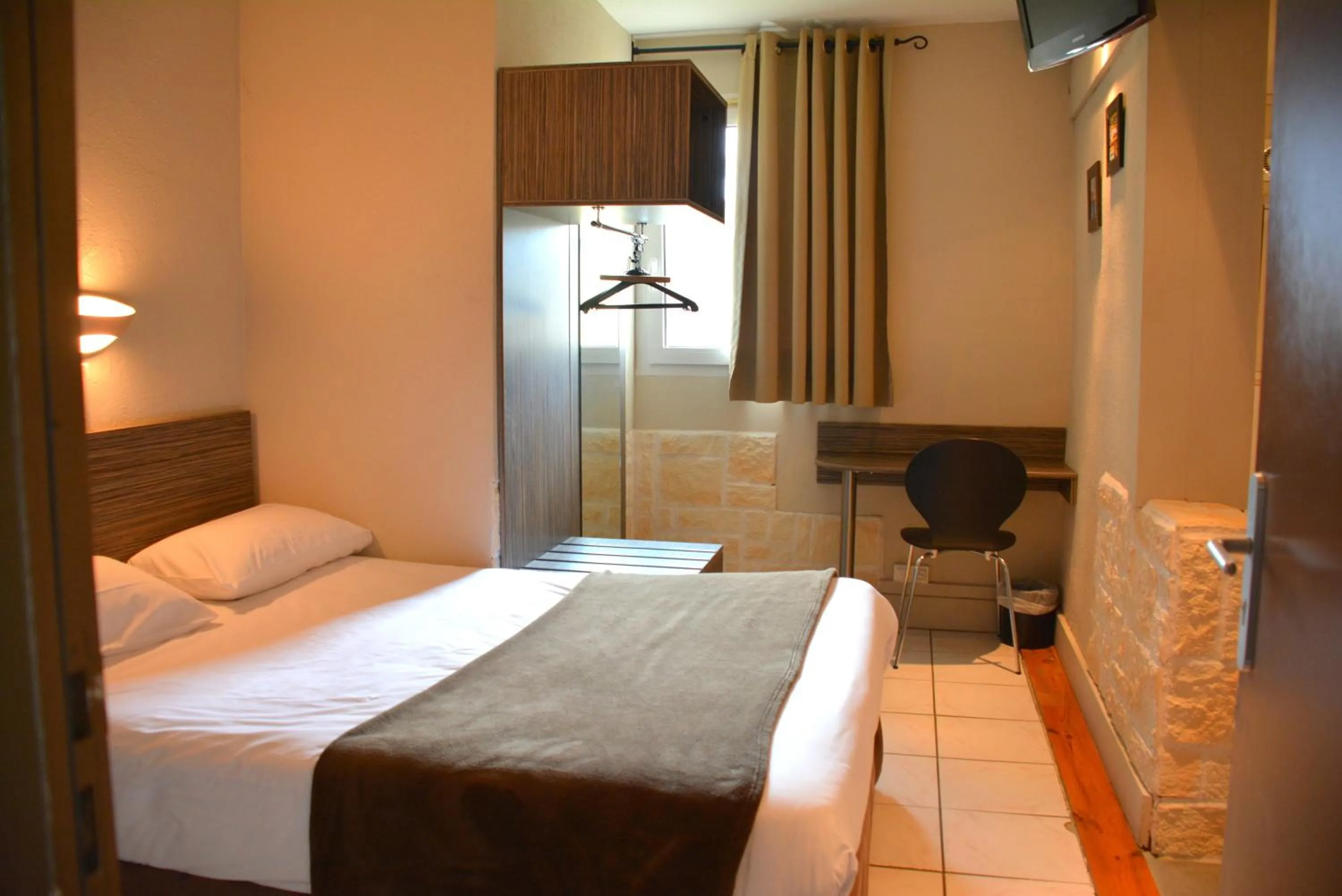 Bedroom in Hôtel Le Floreal