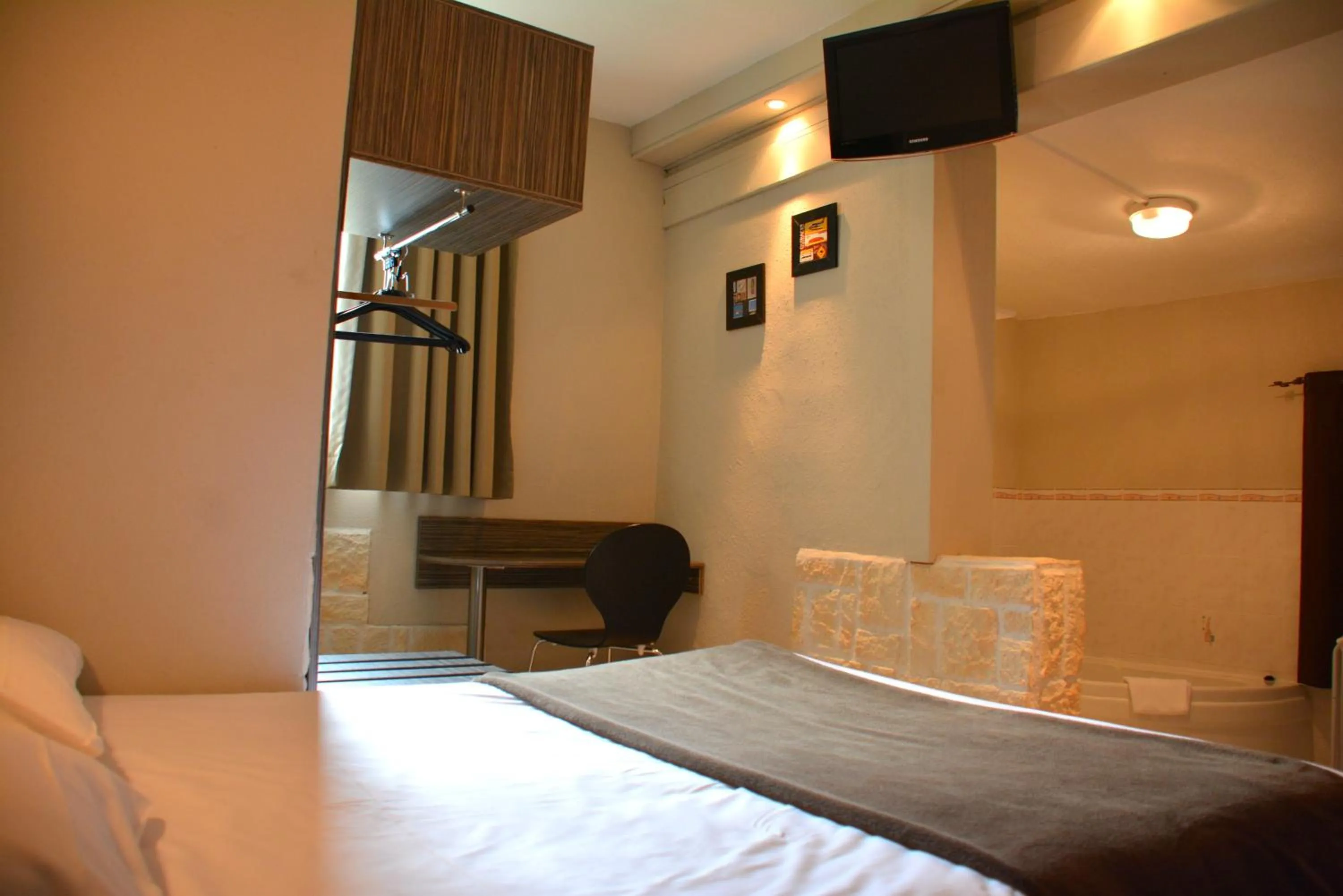 Bedroom in Hôtel Le Floreal