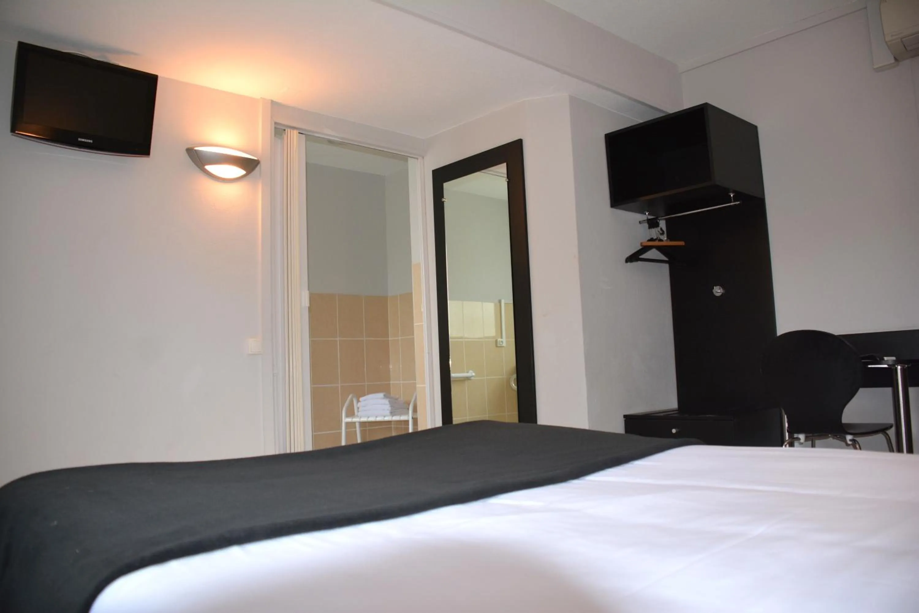 Bedroom in Hôtel Le Floreal