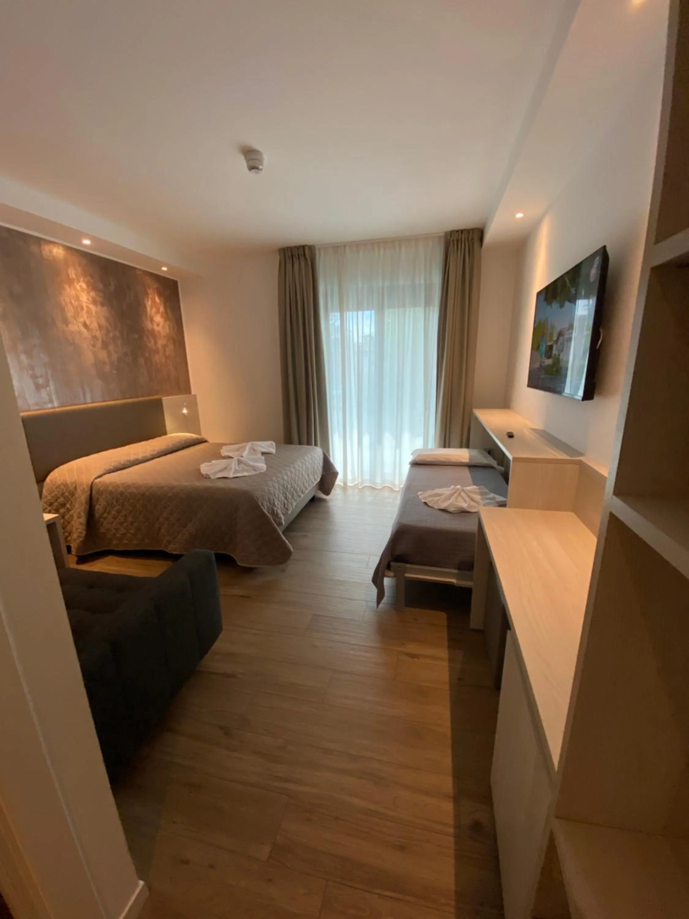 Communal lounge/ TV room, Bed in Hotel ALDEBARAN