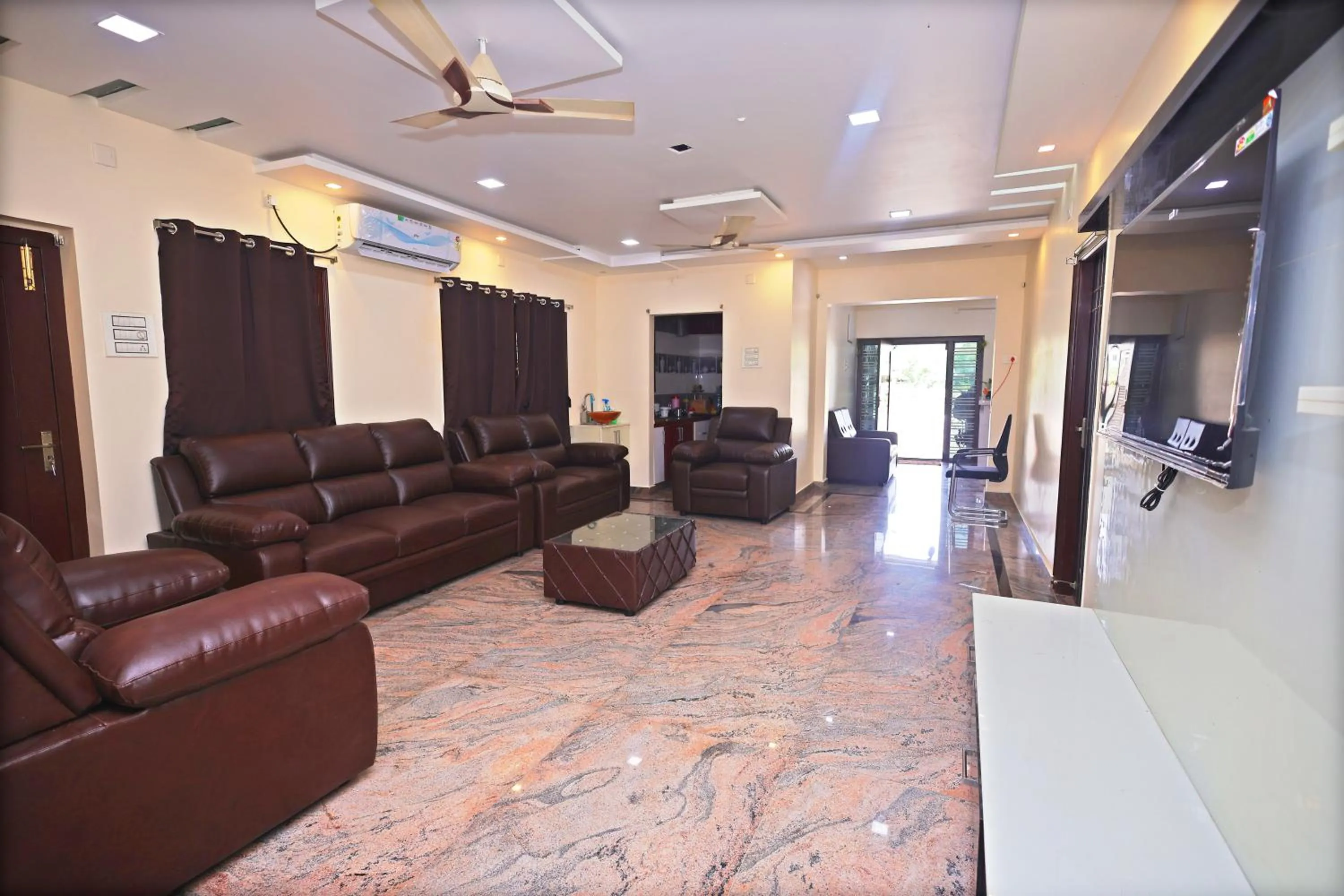 Communal lounge/ TV room in Jay & Jas Hotel