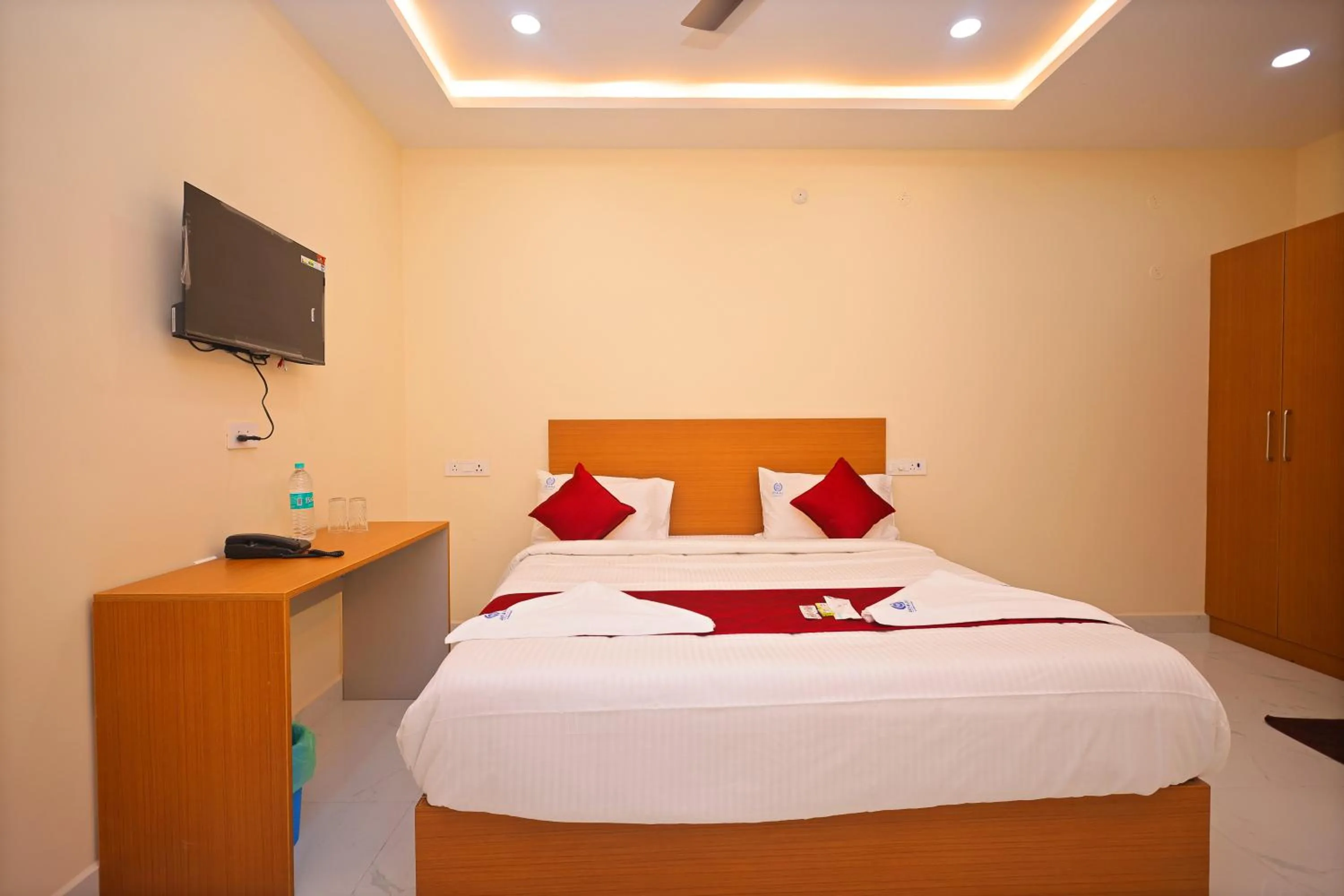 Bed in Jay & Jas Hotel