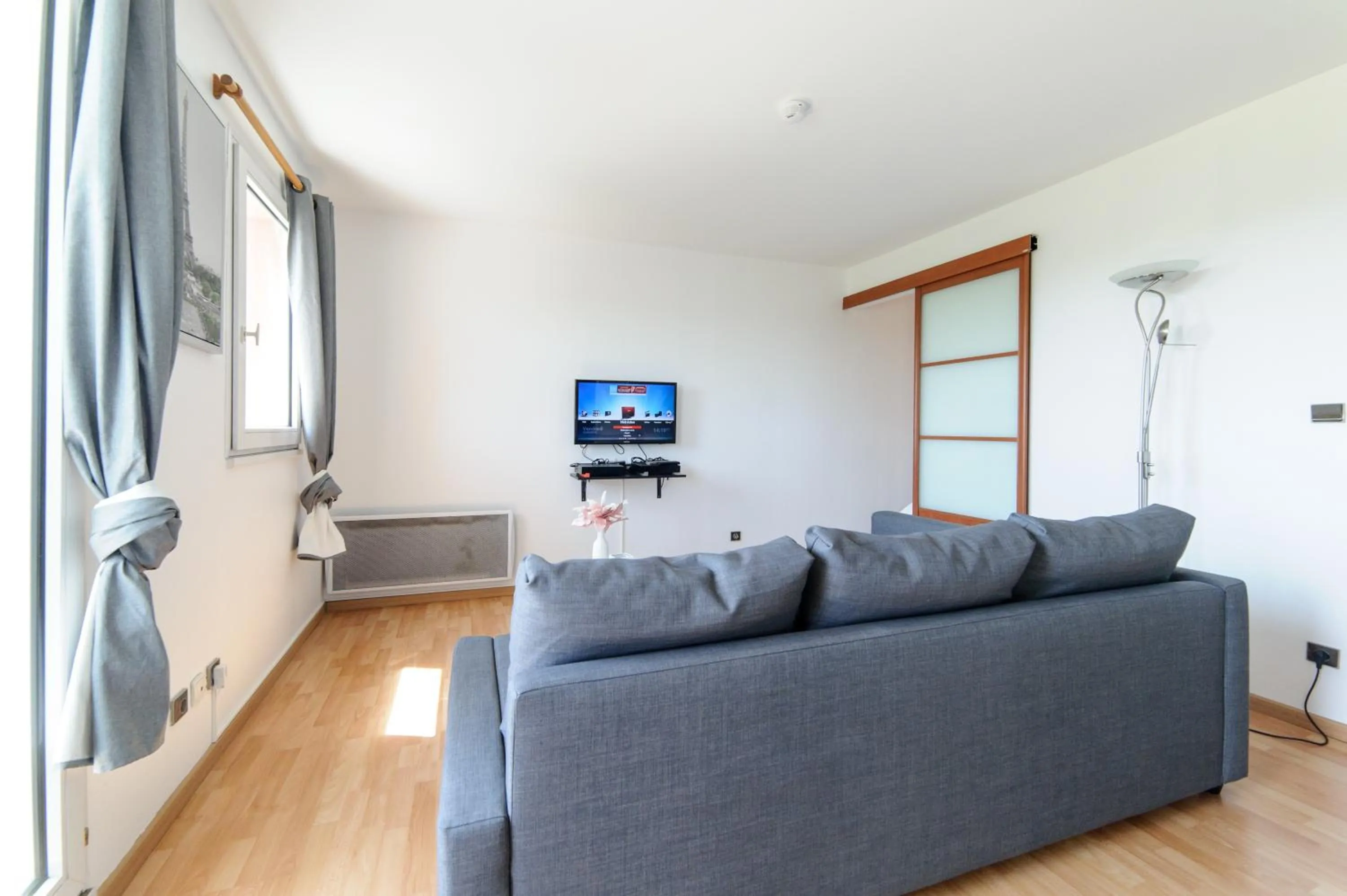 Communal lounge/ TV room in Le Marnois-Gare