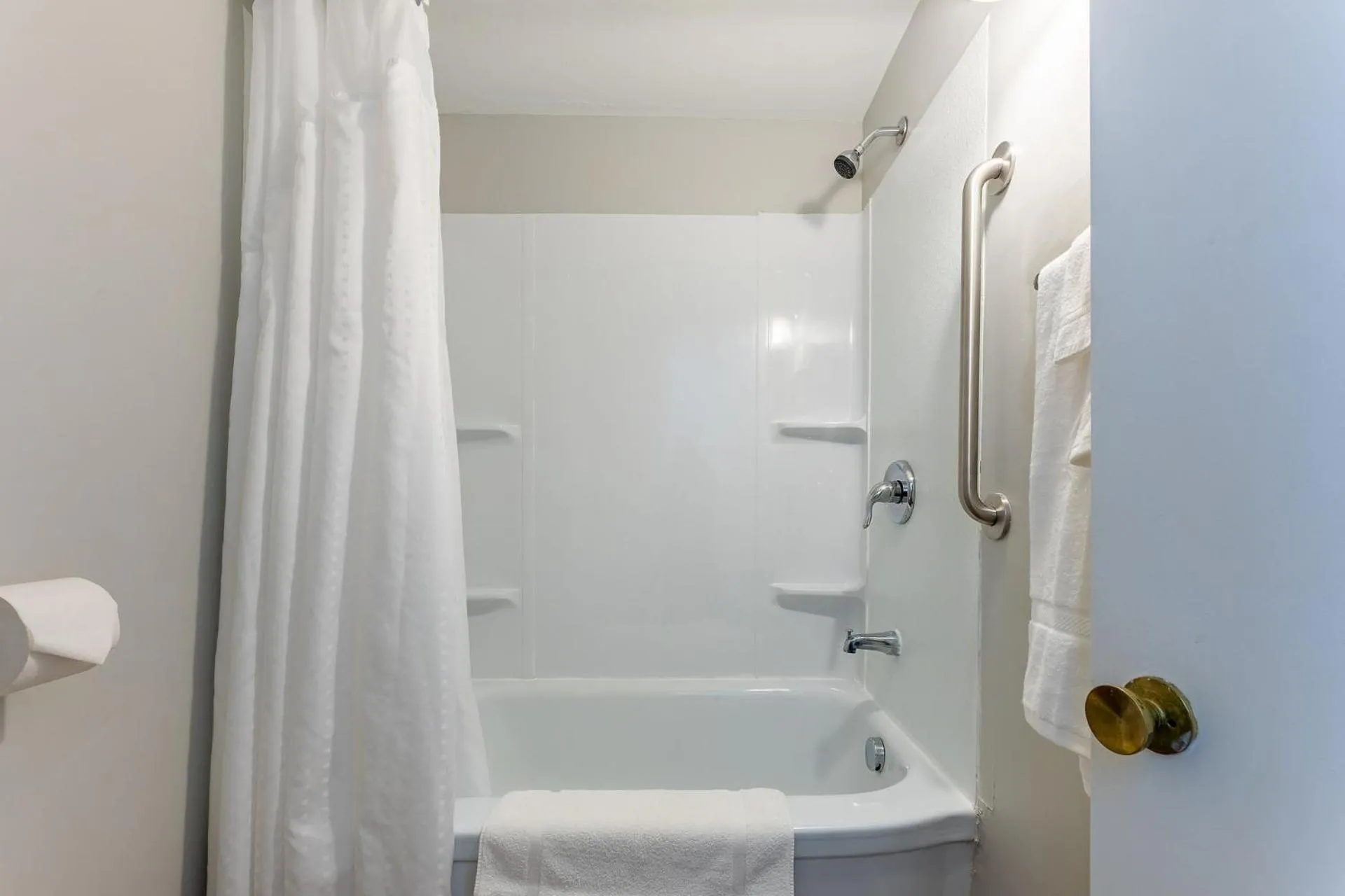 Shower in Michillinda Lodge Resort