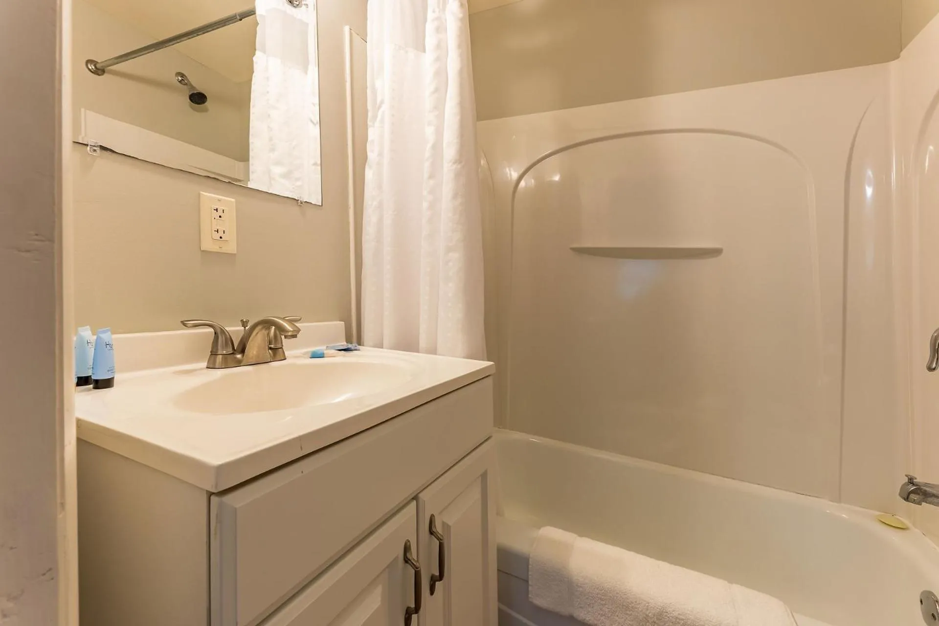 Shower in Michillinda Lodge Resort