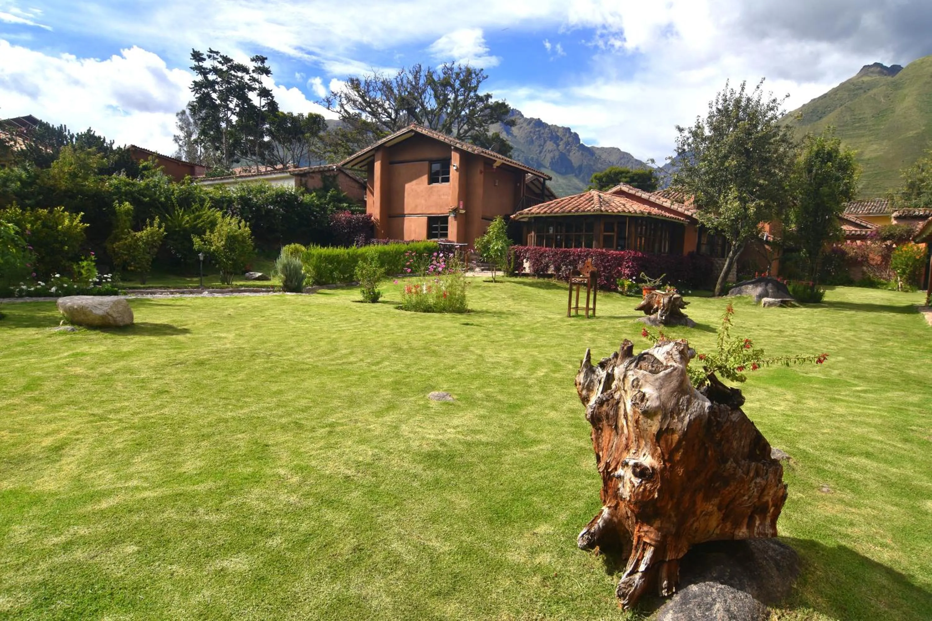 Garden view in Lizzy Wasi Urubamba