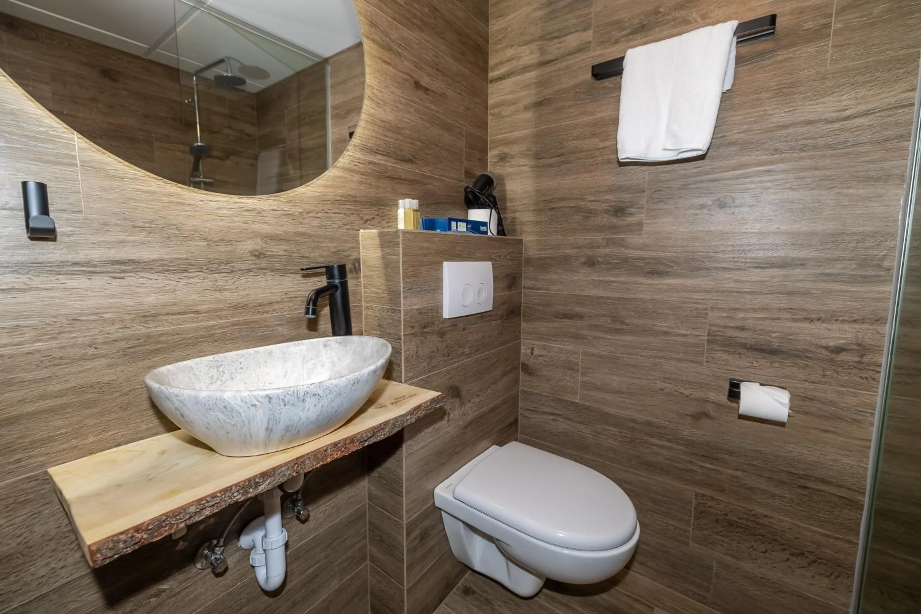 Bathroom in Hotel Kjarnalundur- Aurora Dream - Lodges and Rooms