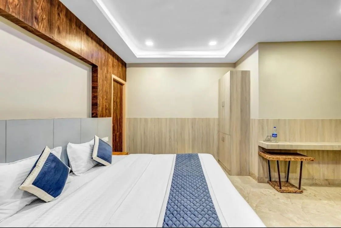 Bed in Wooden Park Hotel - Near DLF IT Park