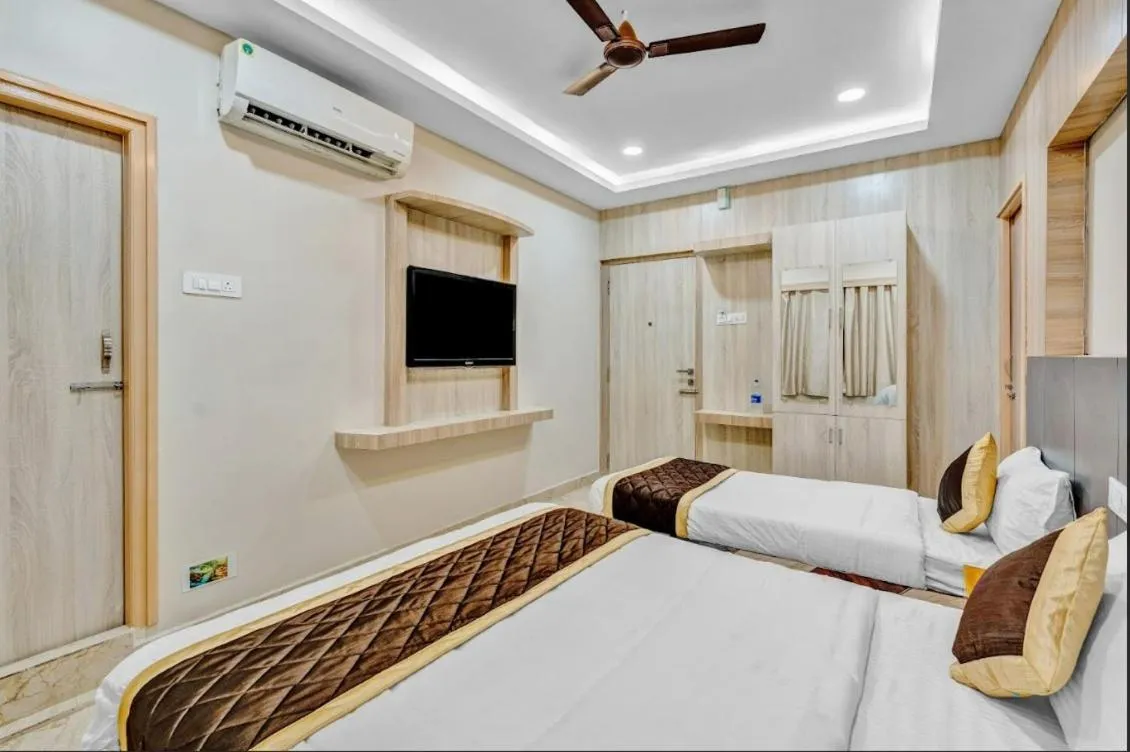 Bed in Wooden Park Hotel - Near DLF IT Park
