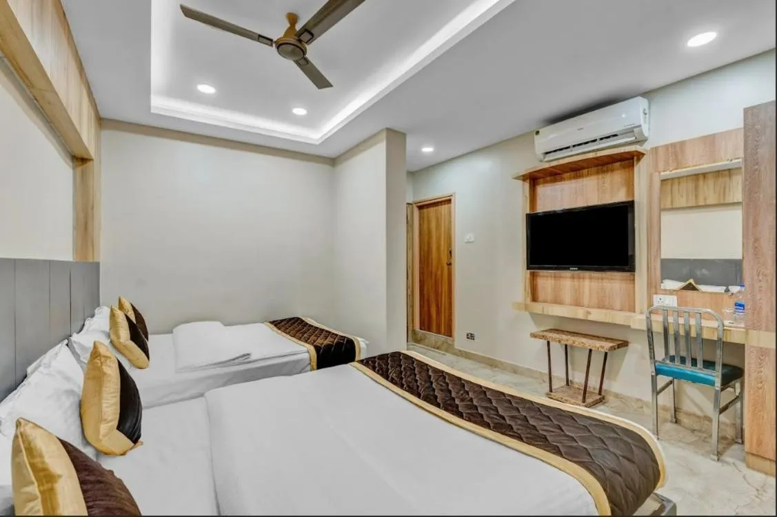 Bed in Wooden Park Hotel - Near DLF IT Park