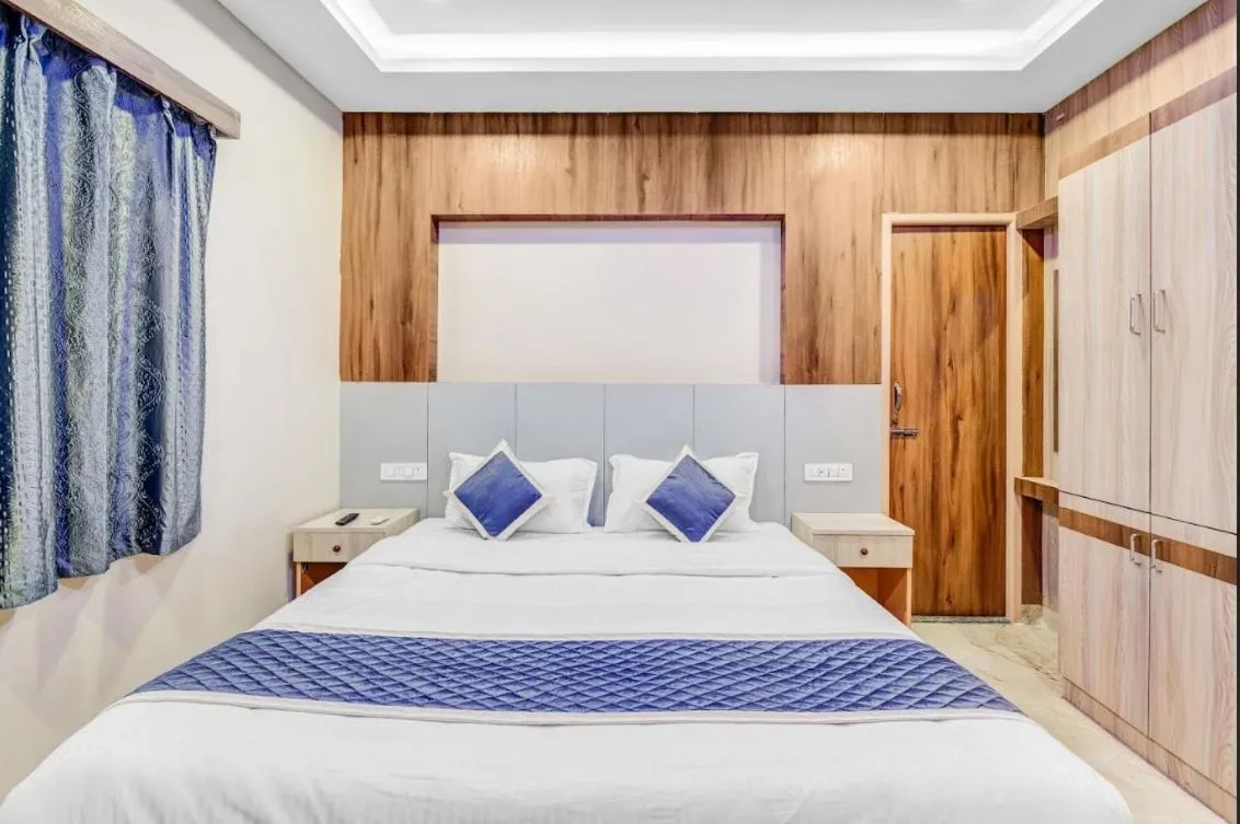 Bed in Wooden Park Hotel - Near DLF IT Park