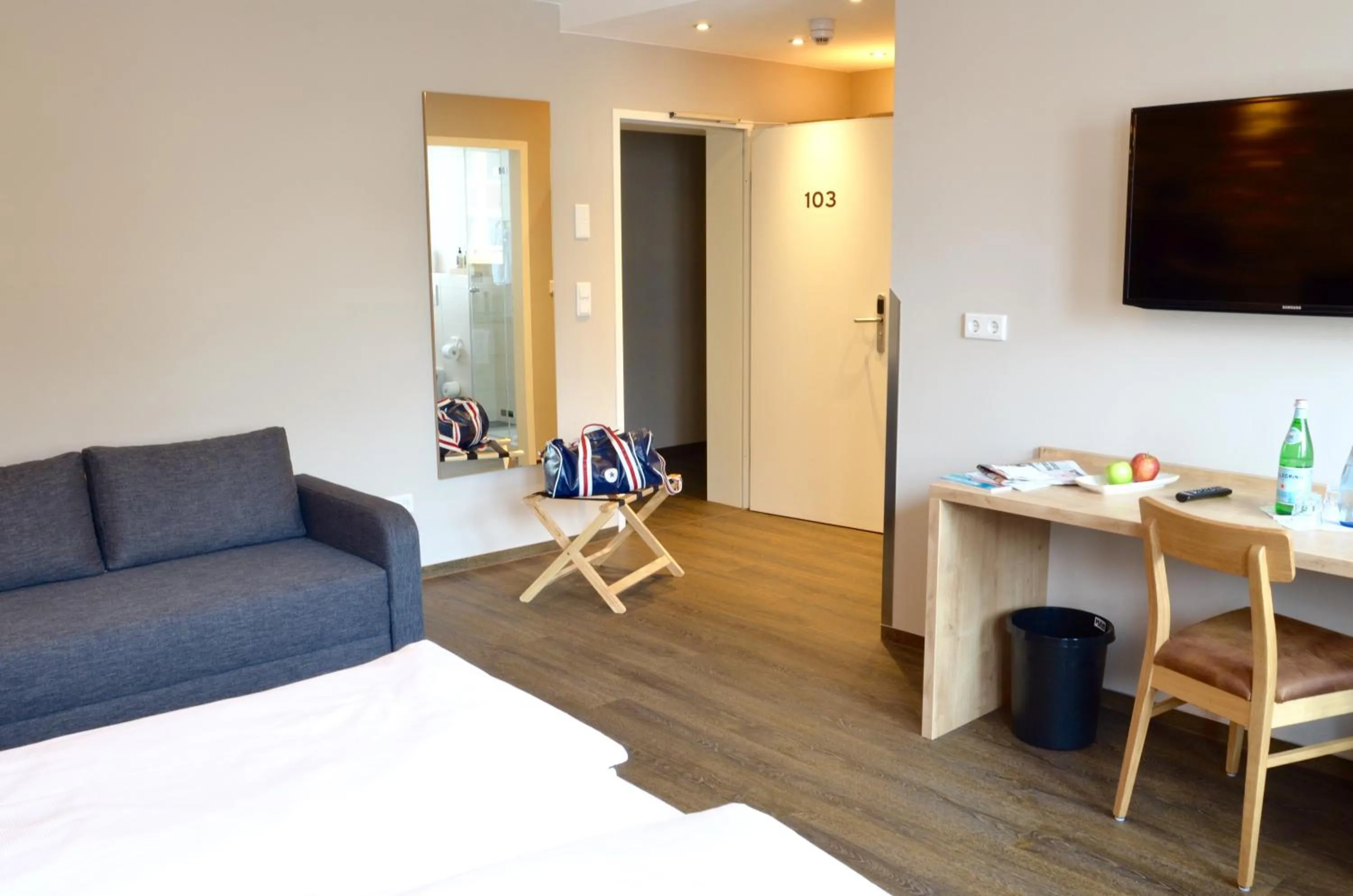 Living room, Bed in Hotel FIVE