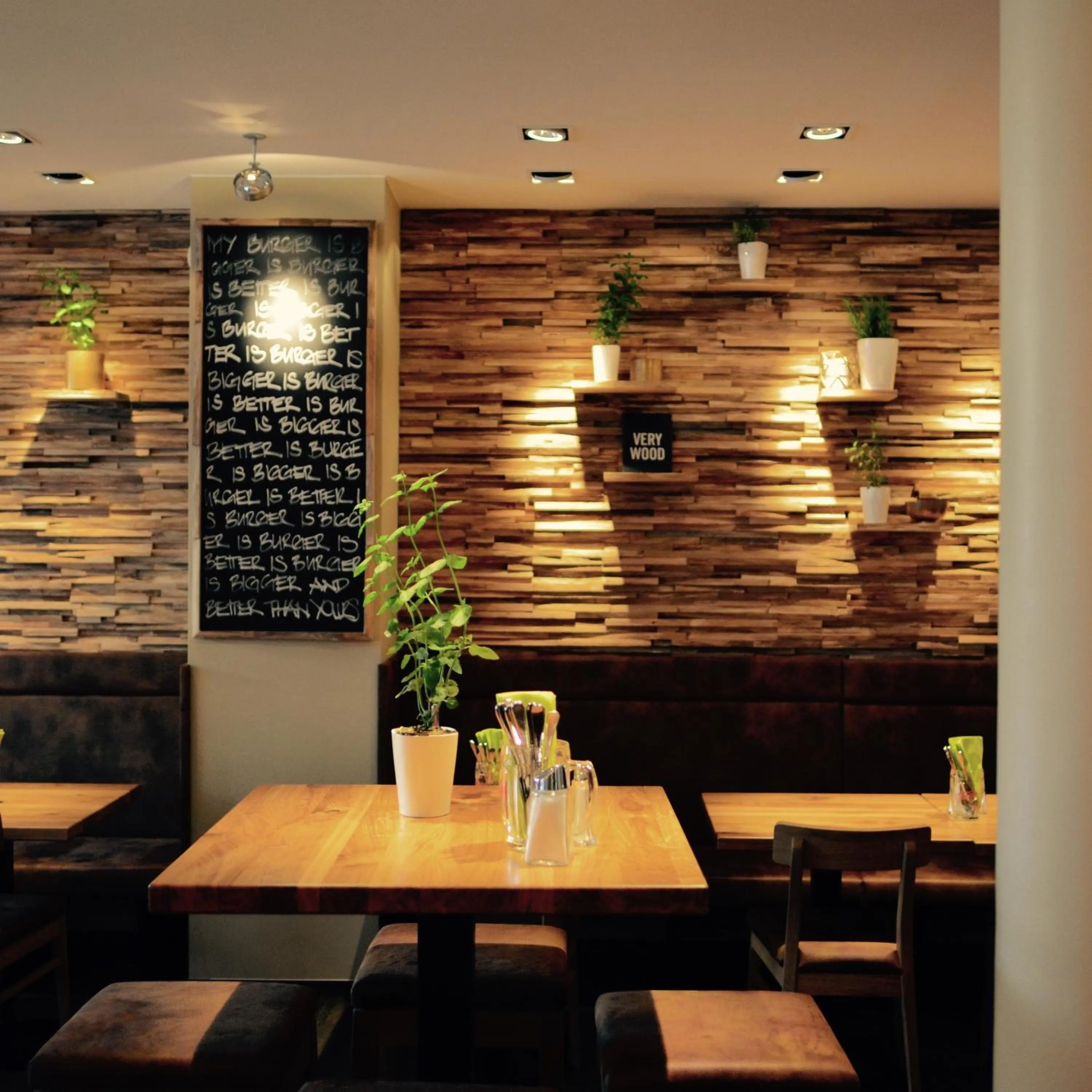 Restaurant/places to eat in Hotel FIVE