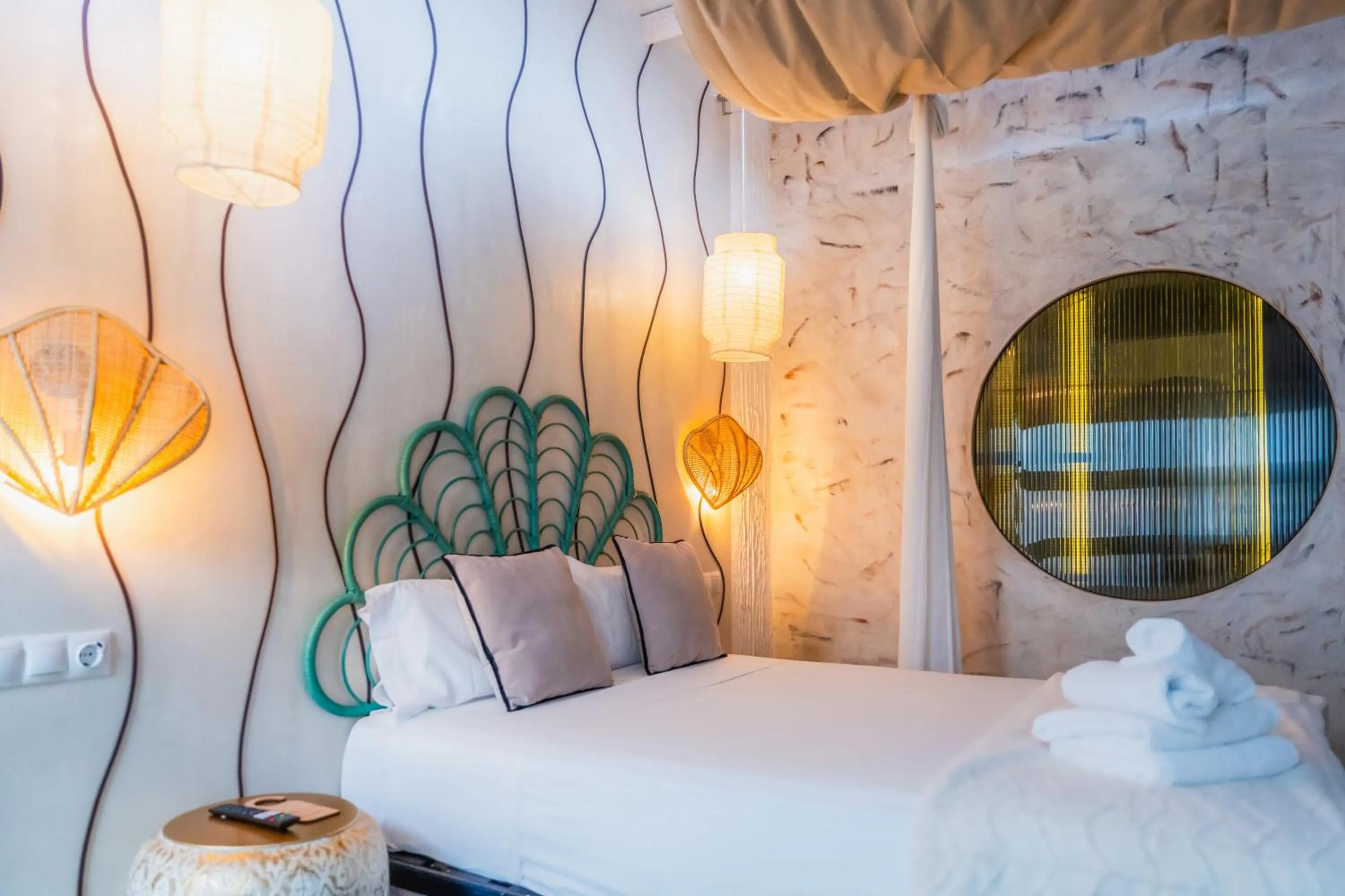 Photo of the whole room, Bed in Abalú Collection Life Gran Via