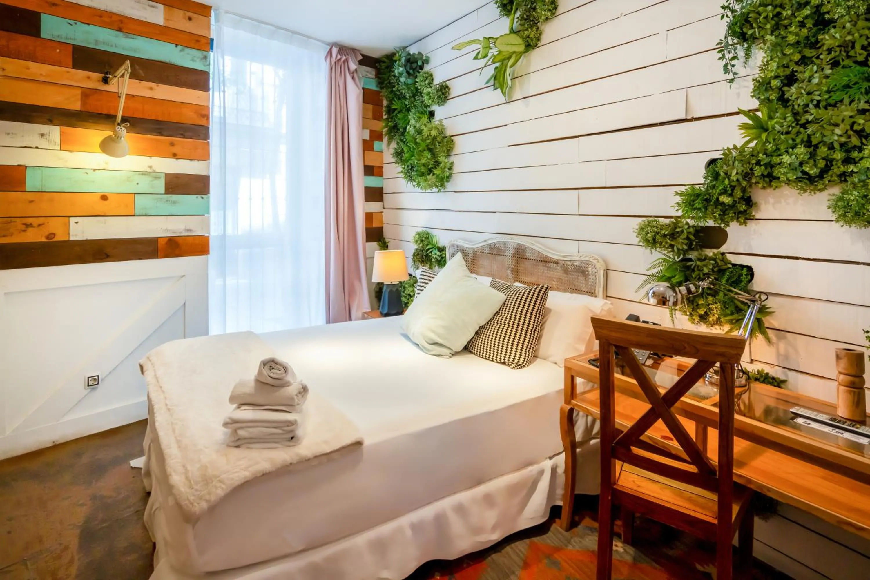 Photo of the whole room, Bed in Abalú Collection Life Gran Via