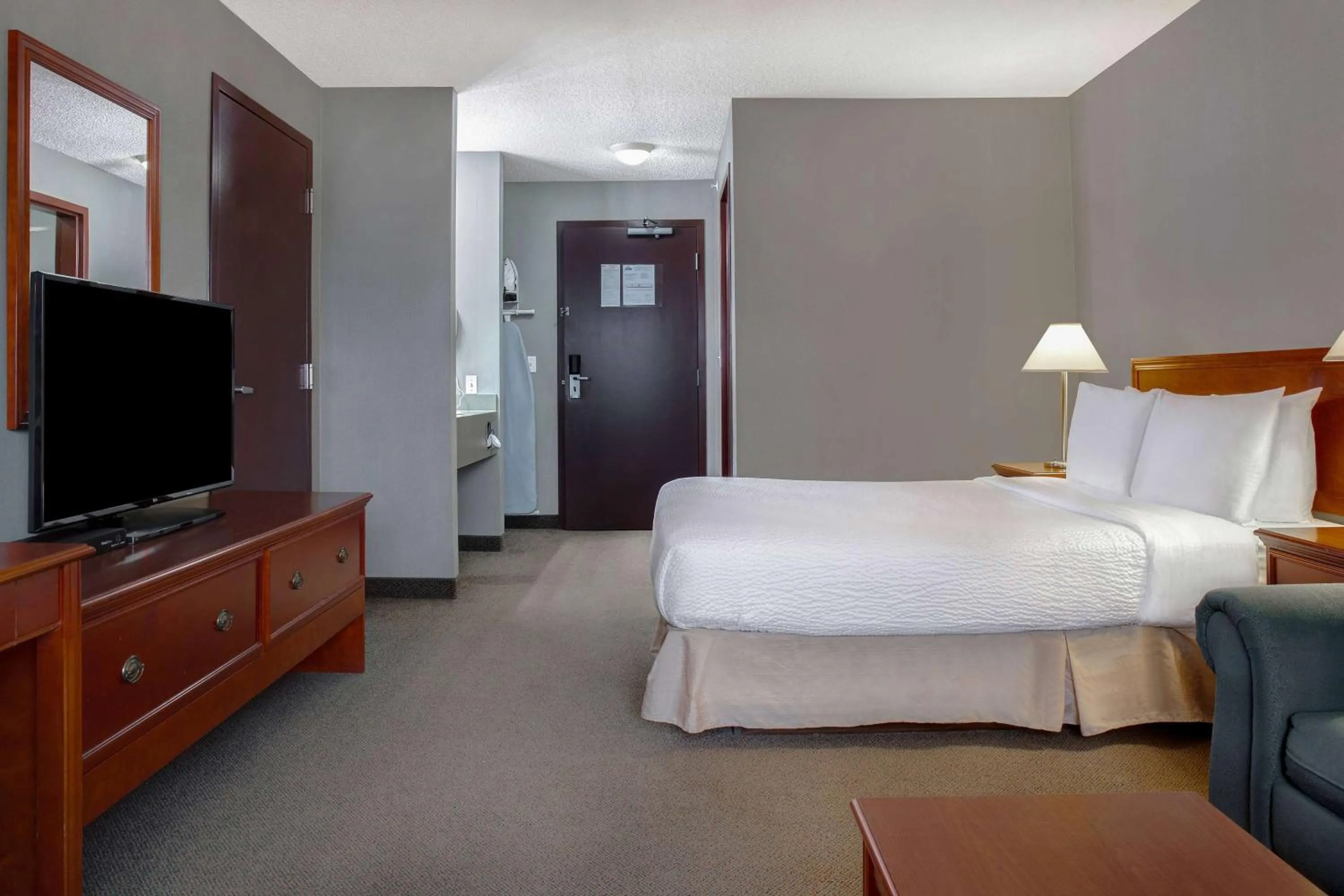 Photo of the whole room, Bed in Days Inn by Wyndham Whitecourt