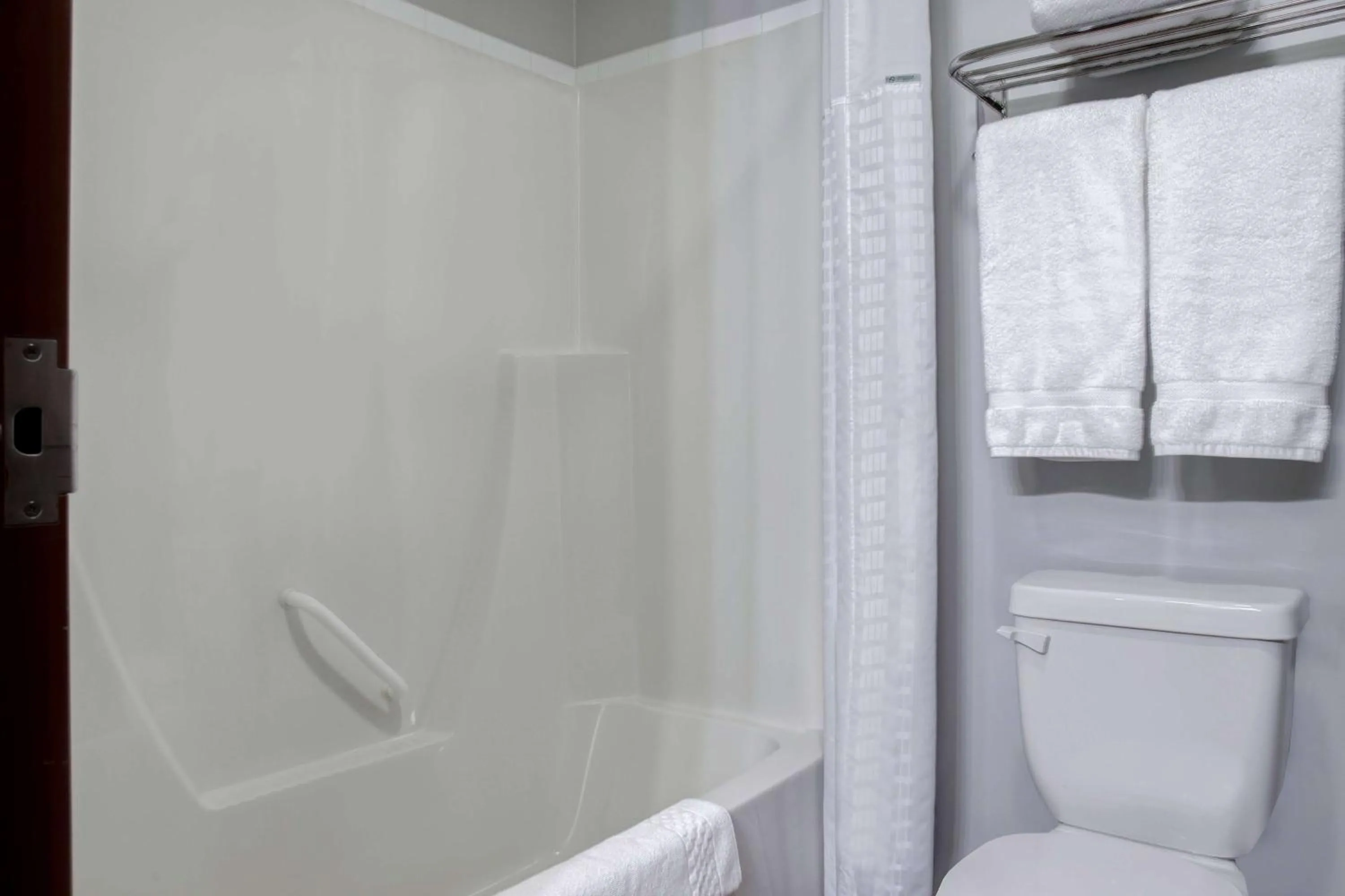 TV and multimedia in Days Inn by Wyndham Whitecourt