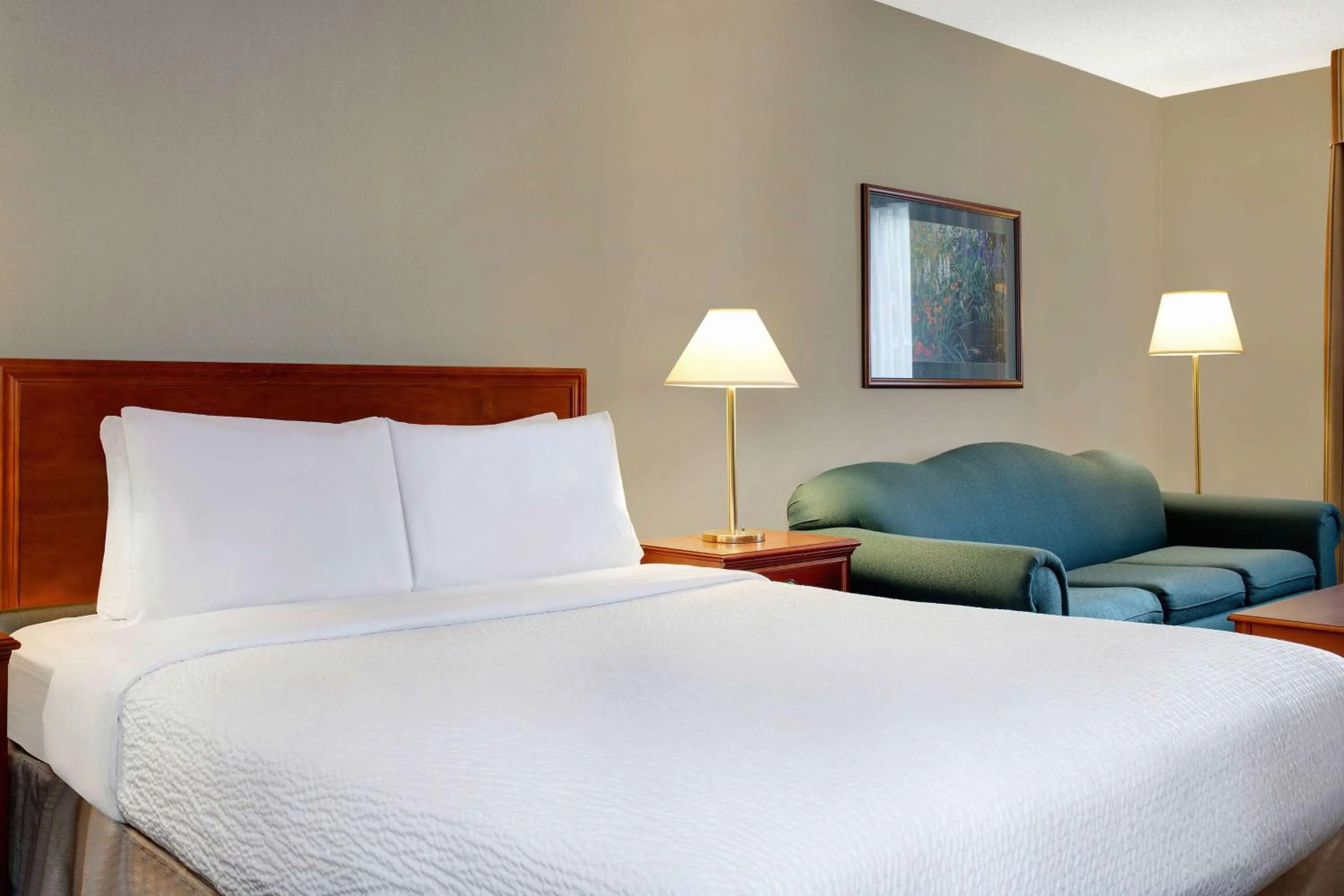 Photo of the whole room, Bed in Days Inn by Wyndham Whitecourt