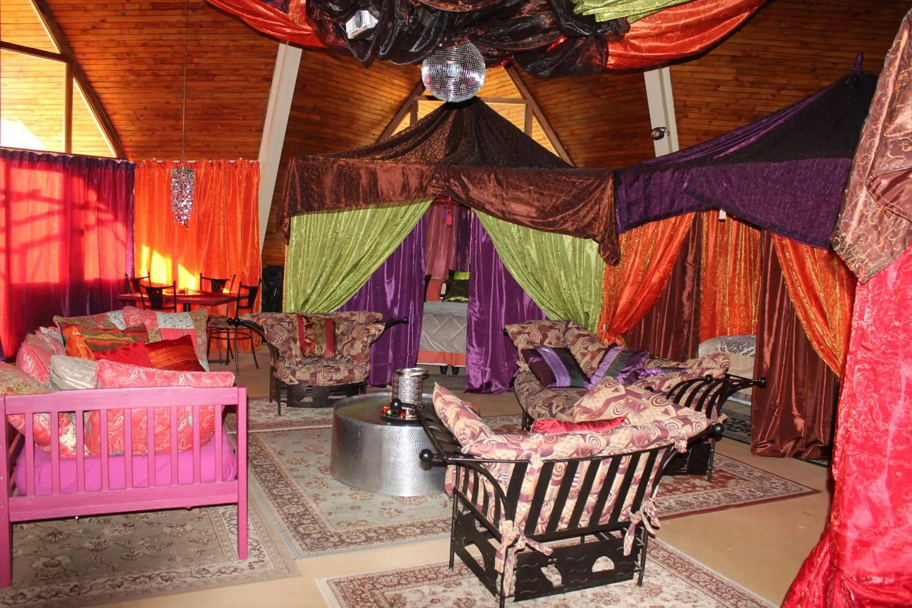 Photo of the whole room in Pyramids Motel