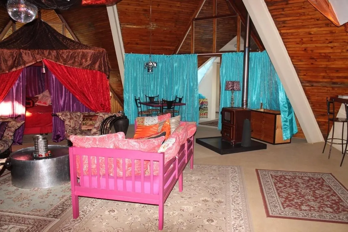 Living room in Pyramids Motel