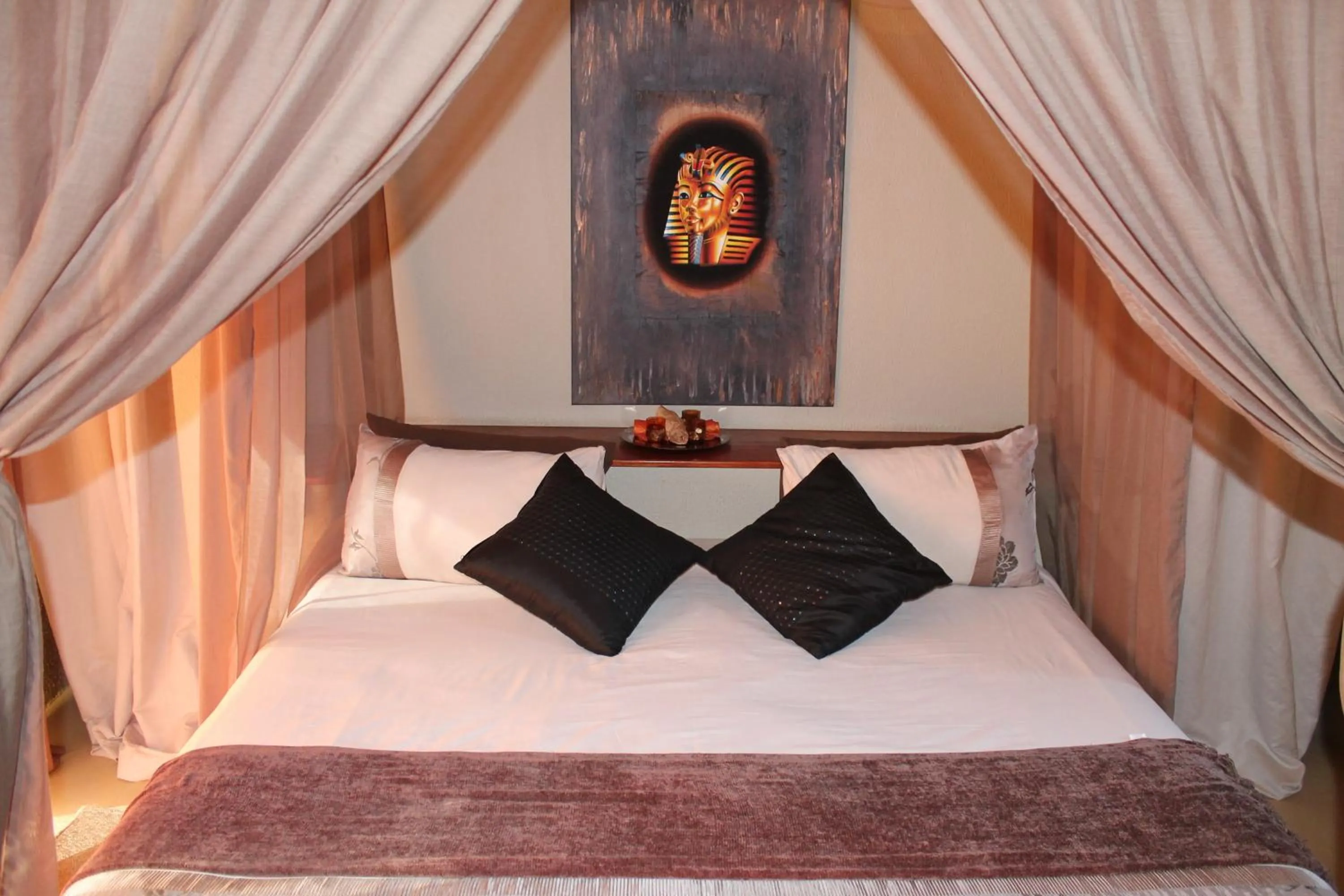 Bed in Pyramids Motel