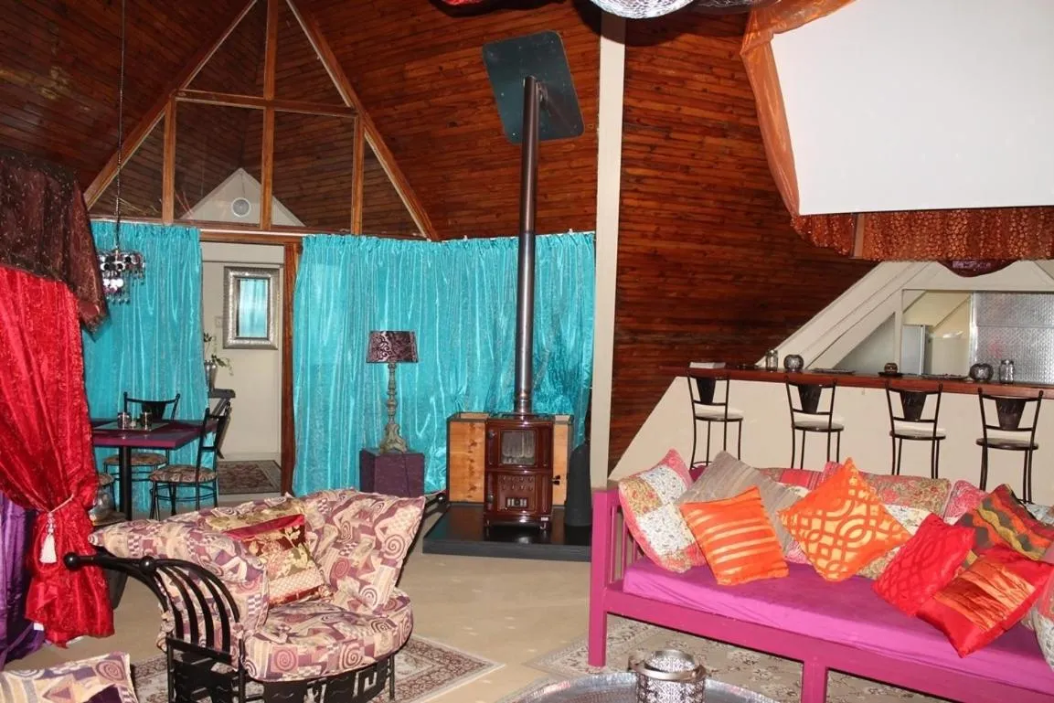 Living room in Pyramids Motel