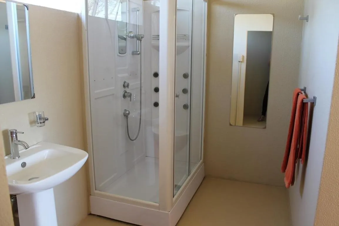 Bathroom in Pyramids Motel